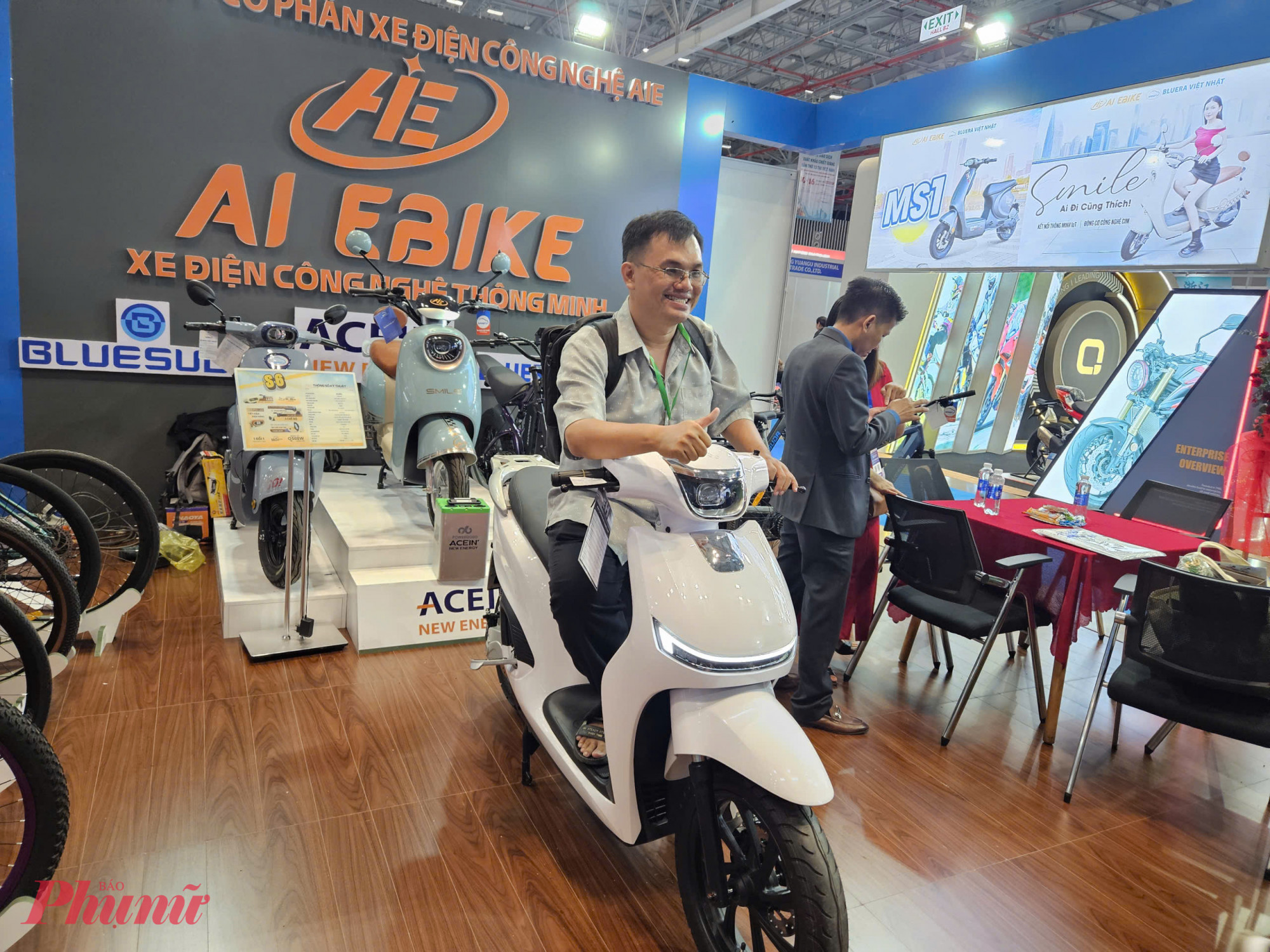 Khách tham quan trải nghiệm mẫu xe máy điện AI EBIKE tại Vietnam Sport Show 2025. Mẫu xe này có giá bán 54,9 triệu đồng/chiếc và được ưu đãi giảm trực tiếp 500.000 đồng cho khách mua ngay trong thời gian diễn ra sự kiện.