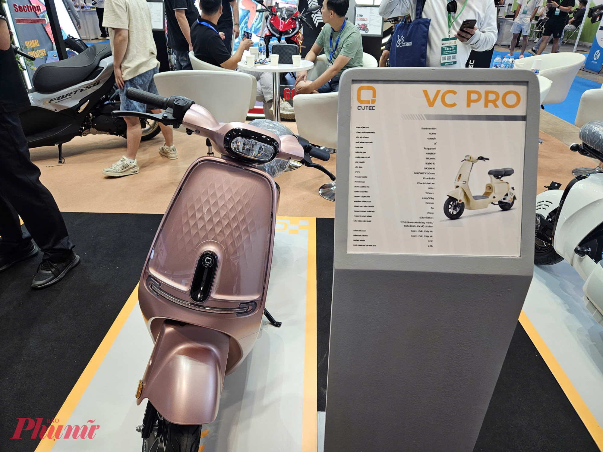 Mẫu xe máy điện VC PRO giá trên 41 triệu đồng/chiếc (đã bao gồm pin sạc), tích hợp AI điều khiển giọng nói, thu hút sự quan tâm và được nhiều khách hàng hỏi mua tại sự kiện.