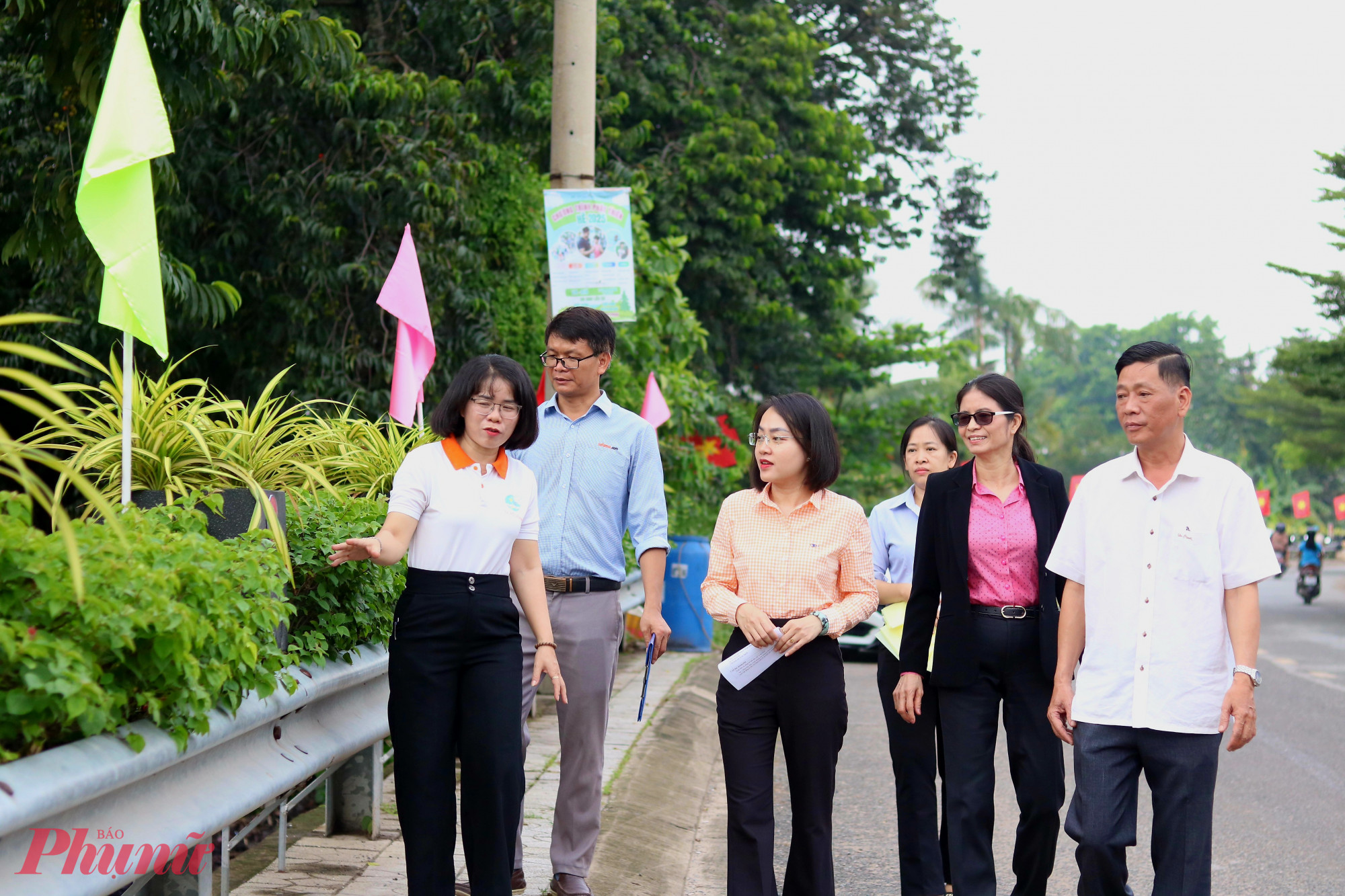 Lãnh đạo phường An Phú Đông cùng cán bộ, hội viên phụ nữ và người dân tham quan tuyến đường - Ảnh: Mẫn Nhi