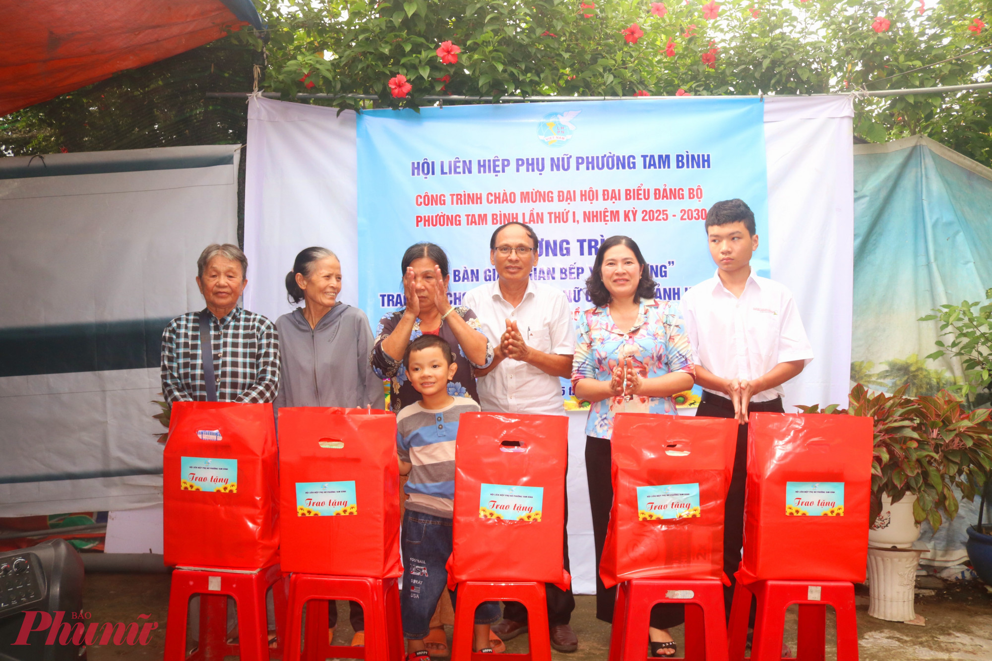 Hội trao những phần quà nghĩa tình đến chị em hội viên có hoàn cảnh khó khăn - Ảnh: Mẫn Nhi 