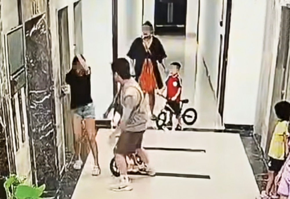 clip ghi lại cảnh người đàn ông tấn công một phụ nữ giữa hành lang chung cư ở TP Hà Nội 