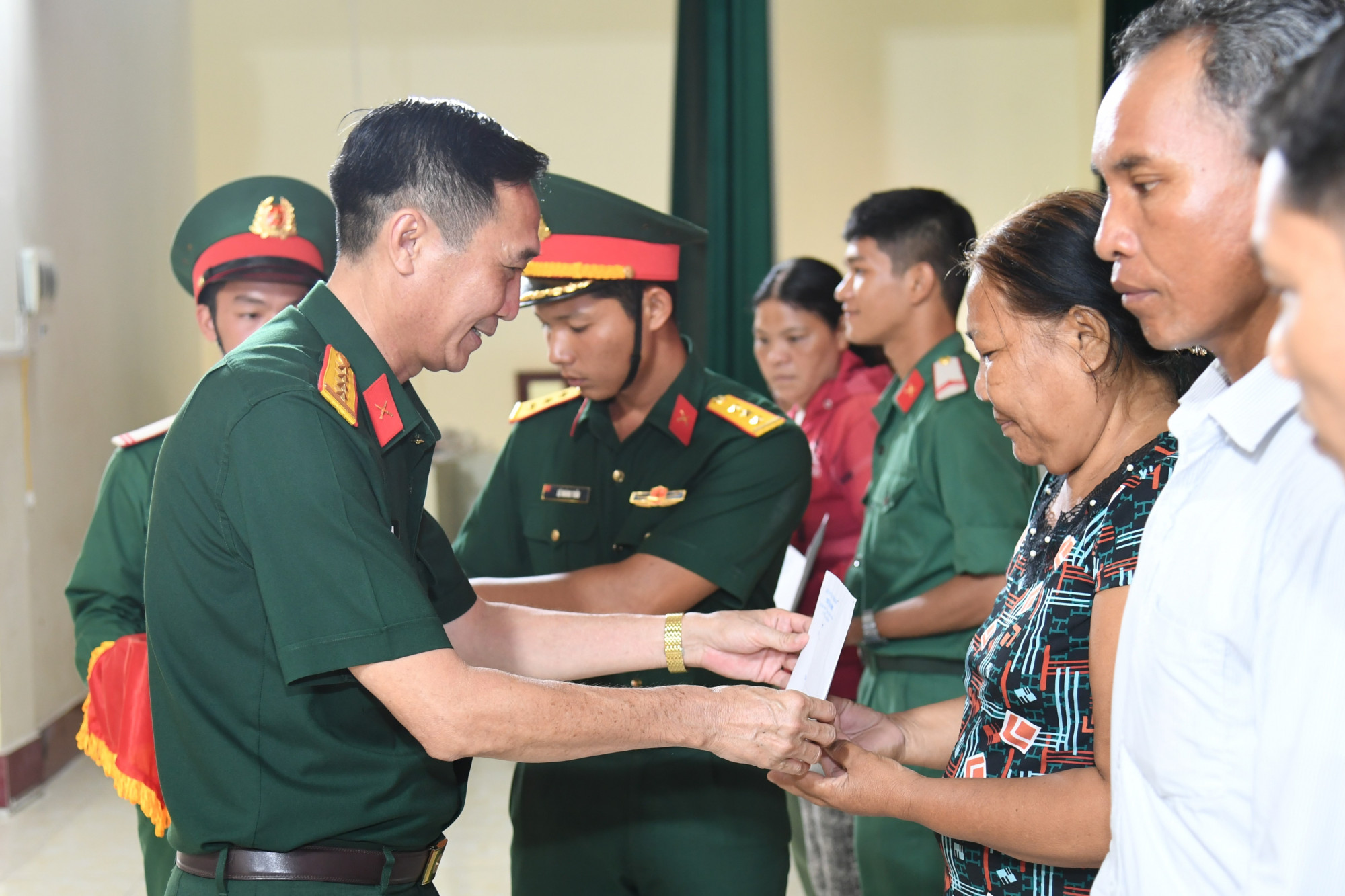 Đại tá Cao Minh Tâm - Phó Chính ủy Bộ Chỉ huy quân sự tỉnh An Giang tặng kinh phí cho các gia đình cán bộ, chiến sỹ có hoàn cảnh khăn - Ảnh Phương Vũ