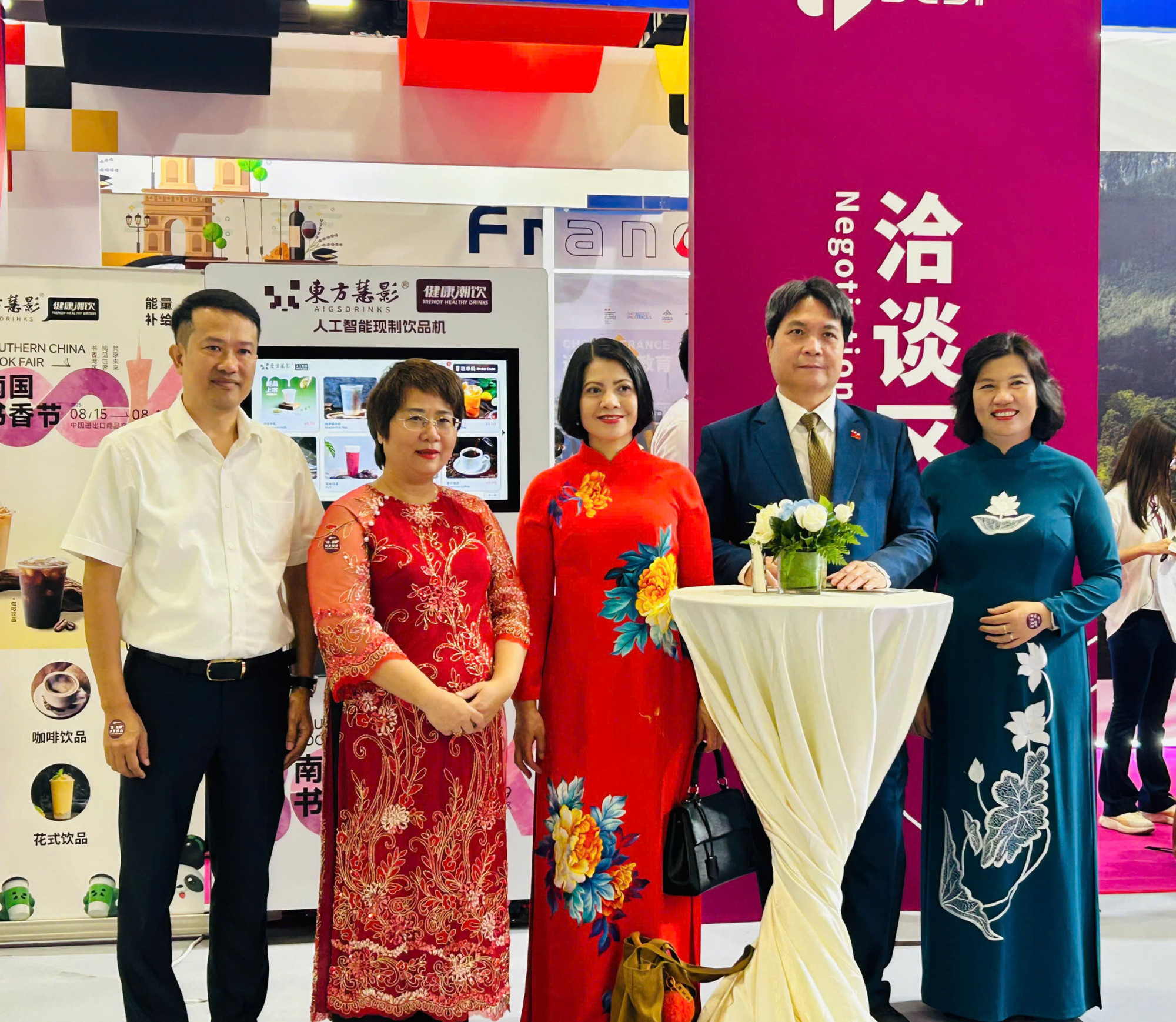 Dịch giả Nguyễn Lệ Chi cùng Tổng lãnh sự Việt Nam tại Quảng Châu (ông Nguyễn Việt Dũng, thứ hai, từ phải sang) cùng các cán bộ Lãnh sự quán