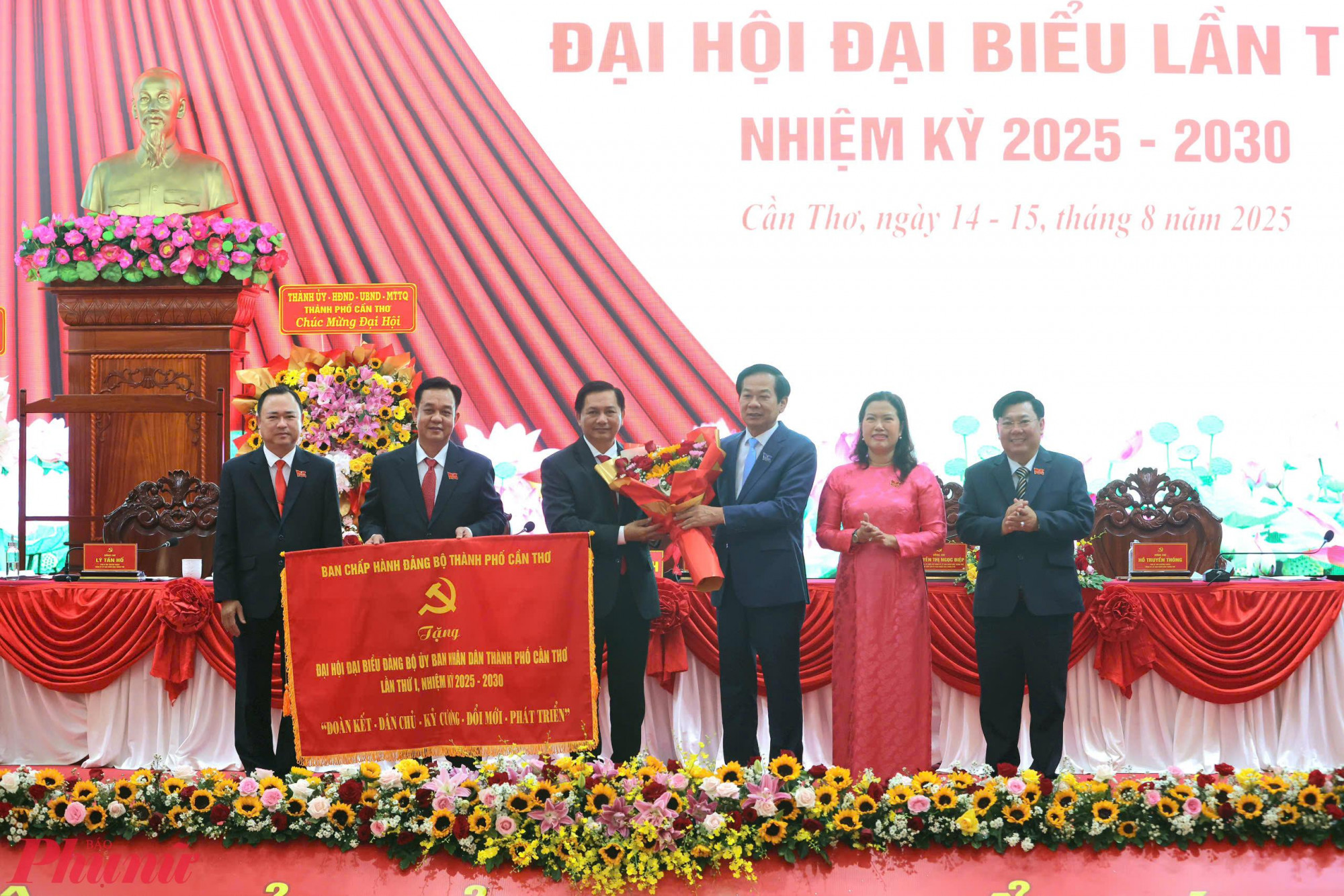 Bí thư Thành ủy Cần Thơ Đỗ Thanh Bình tặng bức trướng chúc mừng thành công của đại hội. Ảnh: Trung Phạm 