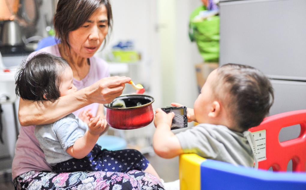 Bà HoàBà không tiếc tiền với con cái nhưng càng ngày sức khoẻ càng kém, công việc nhiều khiến bà kiệt sức.