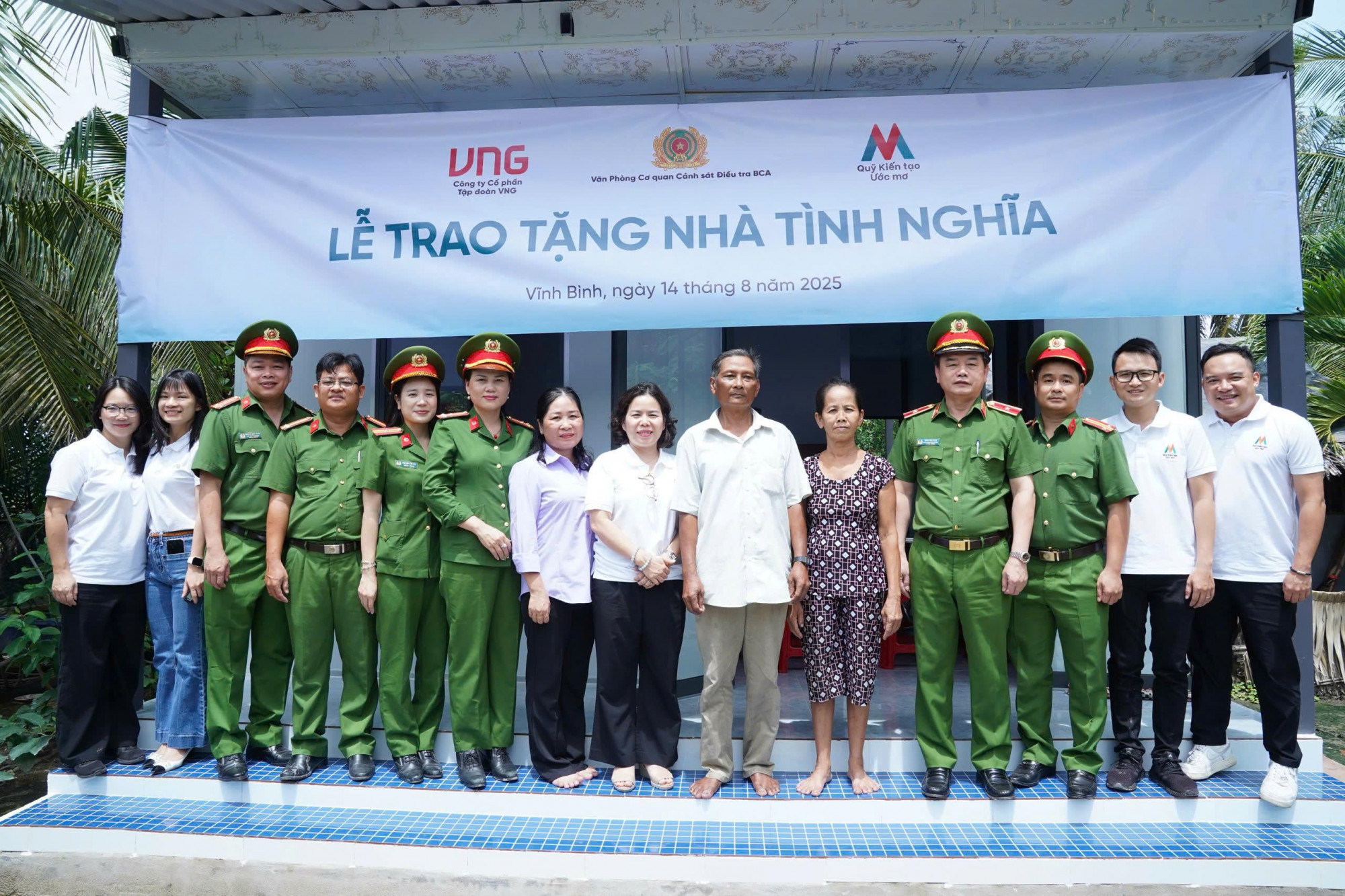 Công an trao nhà tình nghĩa tại xã Vĩnh Bình, An Giang - Ảnh Tiến Dũng