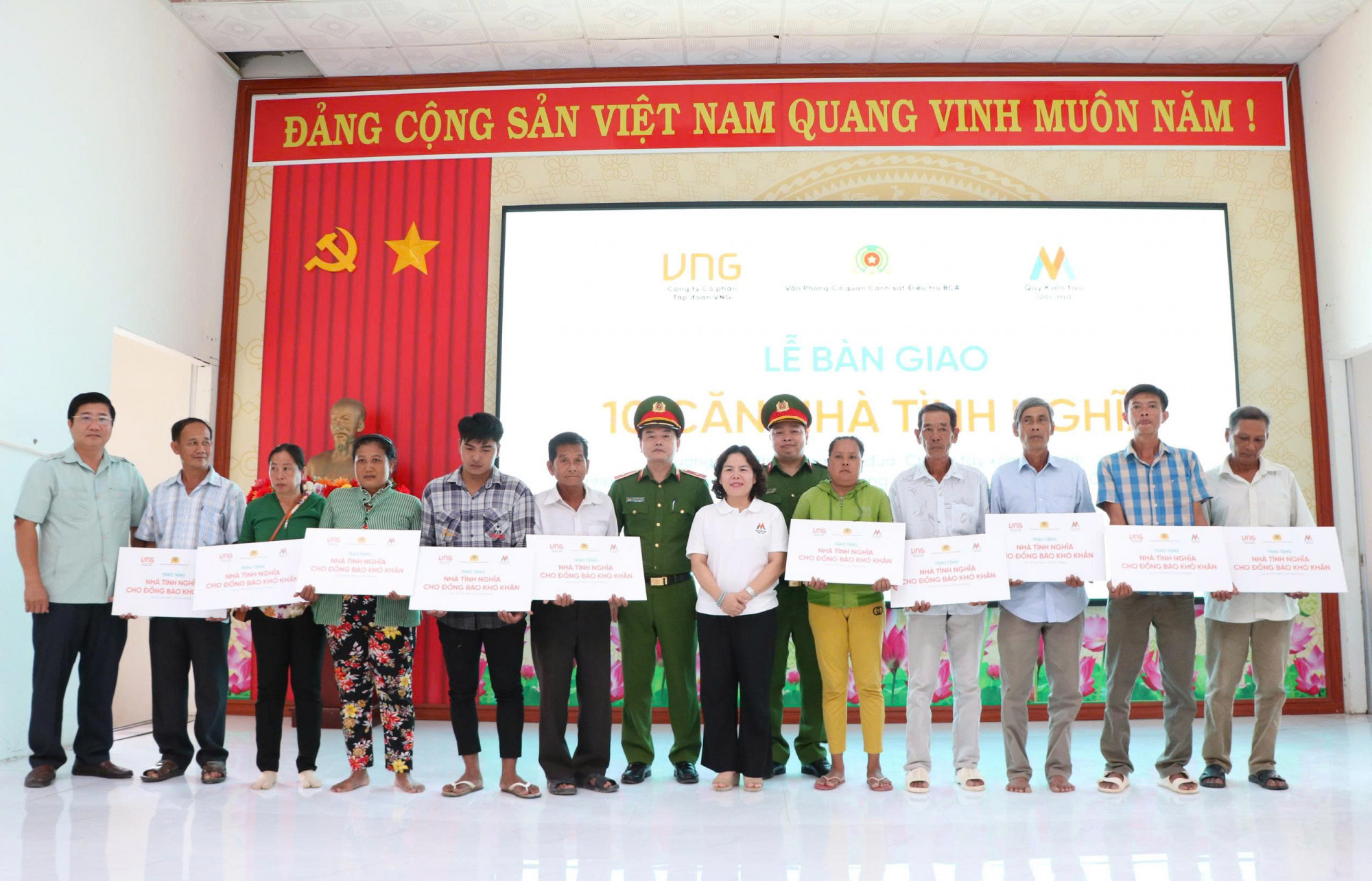 Lãnh đạo Công an cùng doanh nghiệp tặng 50 suất quà cho các hộ dân có hoàn cảnh khó khăn - Ảnh Tiến Dũng