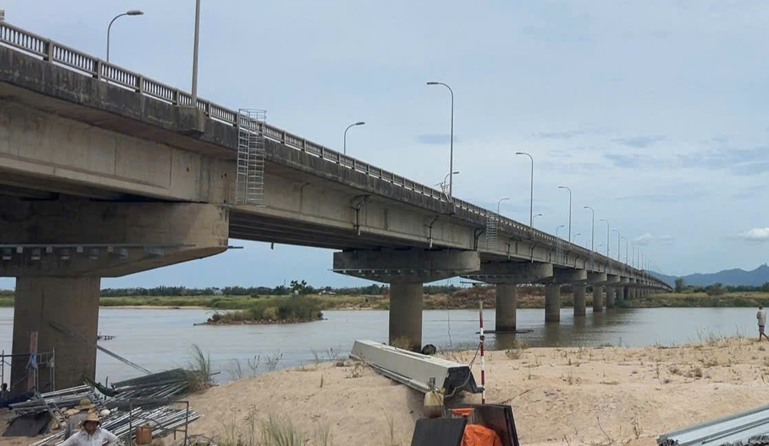 Cầu Đà Rằng - nơi đang được thi công, sửa chữa - Ảnh: M.N.