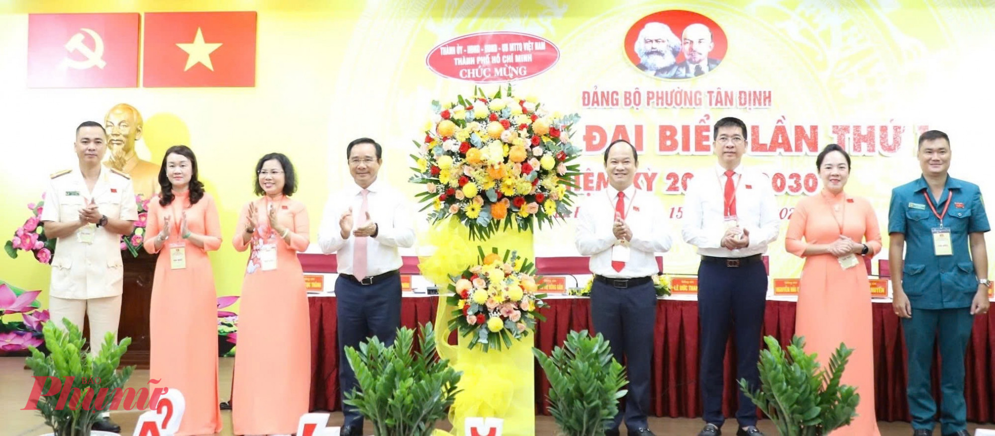 Lãnh đạo TPHCM tặng hoa chúc mừng Đại hội Đại biểu Đảng bộ phường Tân Định - Ảnh: Thanh Tâm