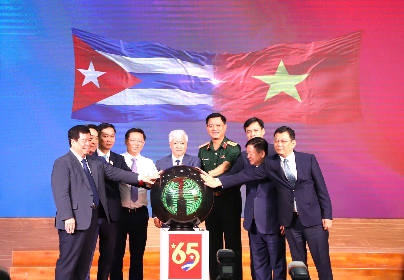 Các đại biểu phát động Chương trình vận động cấp quốc gia Chương trình ủng hộ “65 năm nghĩa tình Việt Nam – Cuba” - Ảnh: Hội Chữ thập đỏ Việt Nam