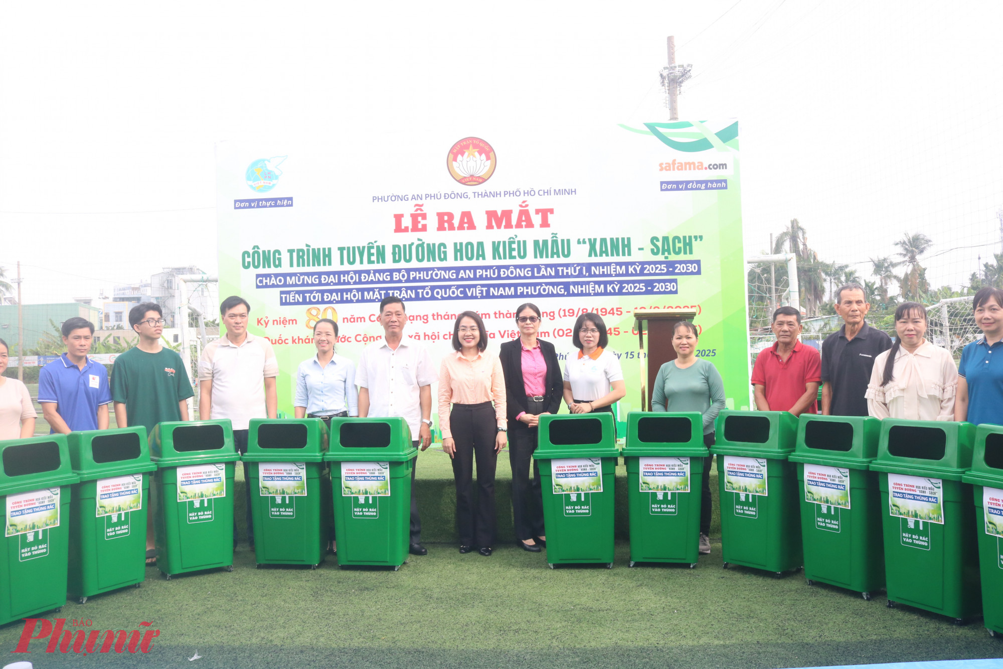 Ban tổ chức tặng thùng rác cho đại diện các hộ dân - Ảnh: Mẫn Nhi