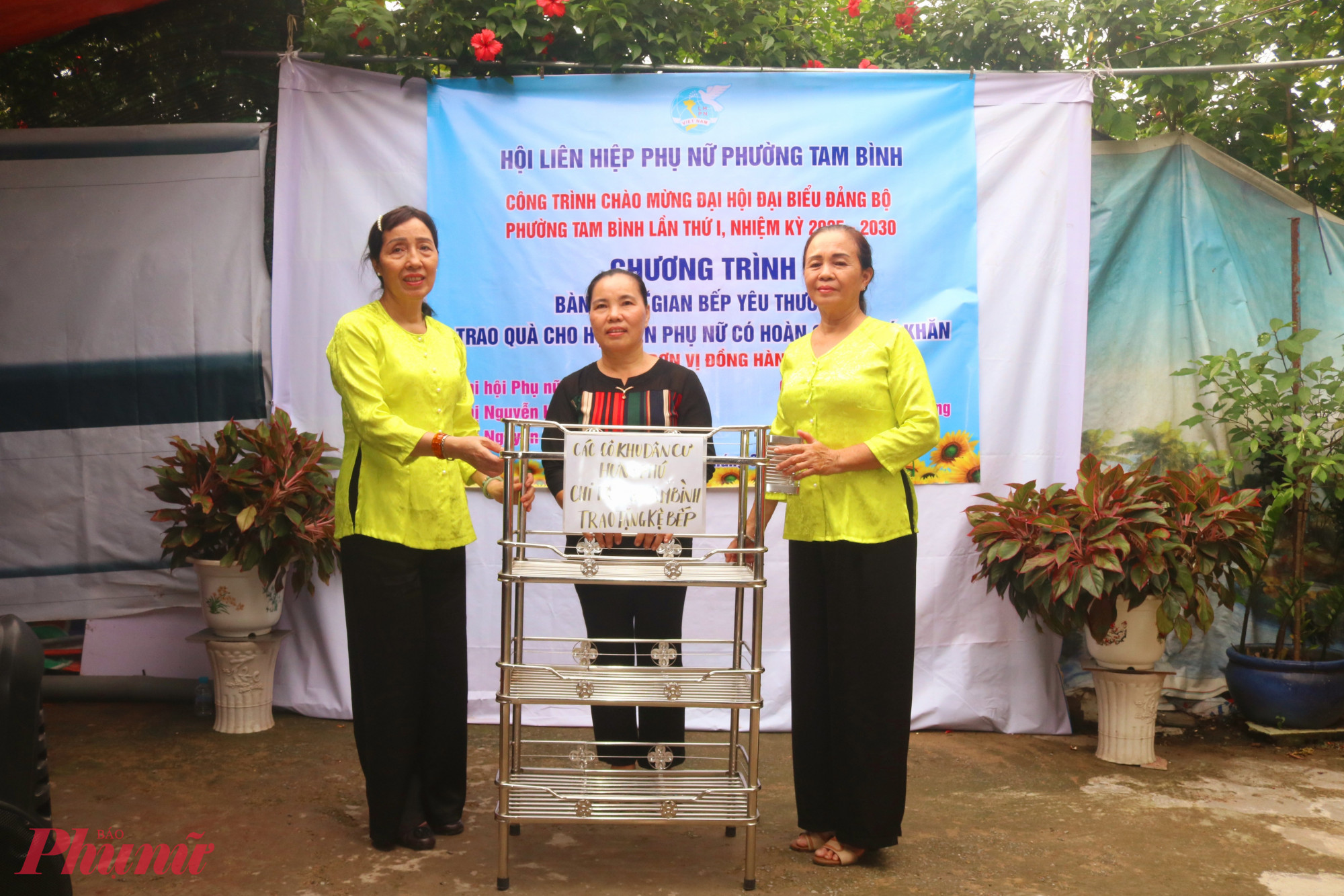 Ngoài gian bếp mới, hội còn tặng gia đình chị Linh 1 số vật dụng nhà bếp cần thiết - Ảnh: Mẫn Nhi