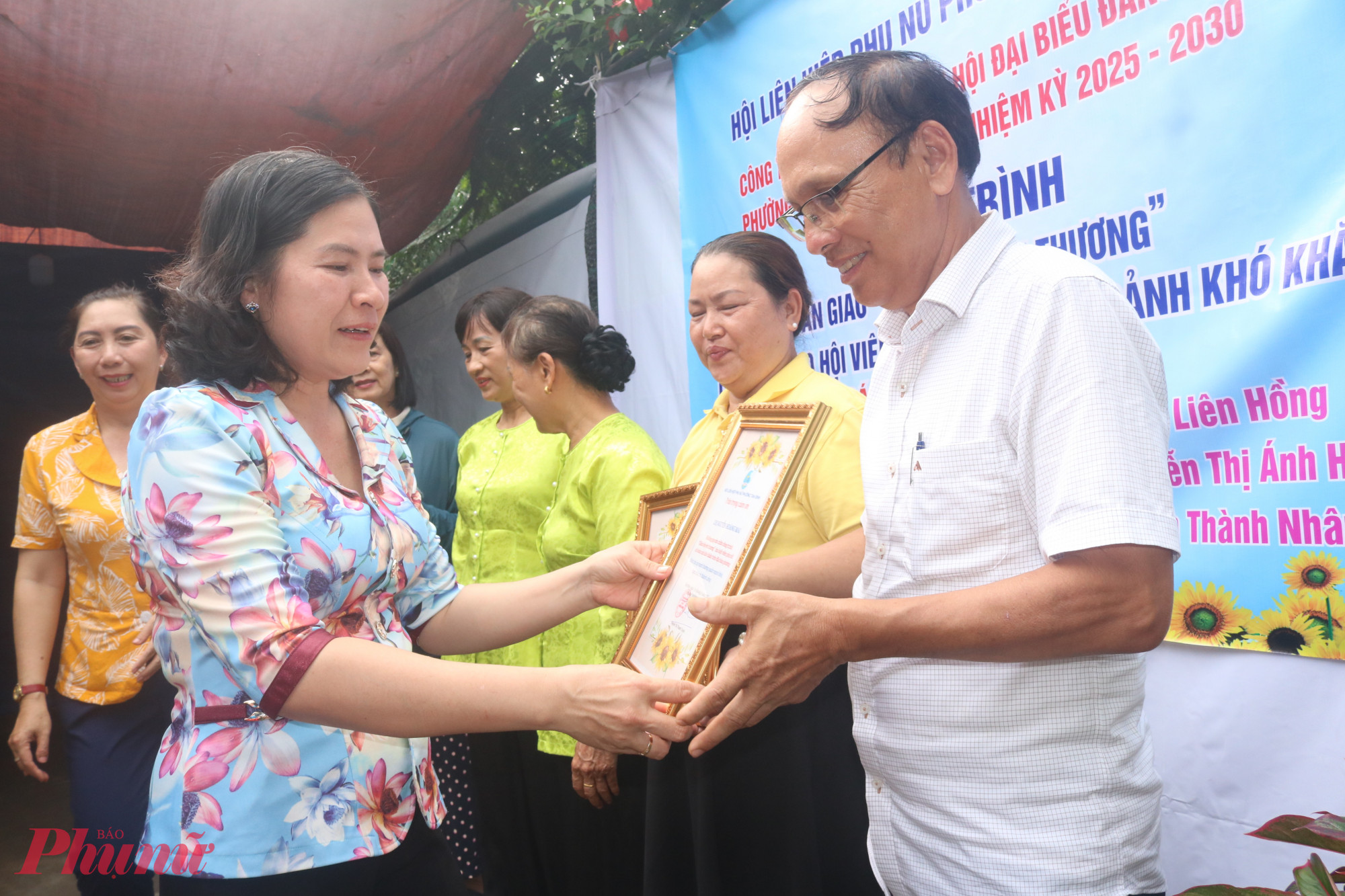Bà Thái Mỹ Diện – Phó bí thư thường trực Đảng ủy phường Tam Bình, TPHCM – trao thư cảm ơn các nhà hảo tâm đã đồng hành cùng Hội LHPN phường thực hiện công trình “Gian bếp yêu thương” tặng gia đình chị Linh - Ảnh: Mẫn Nhi