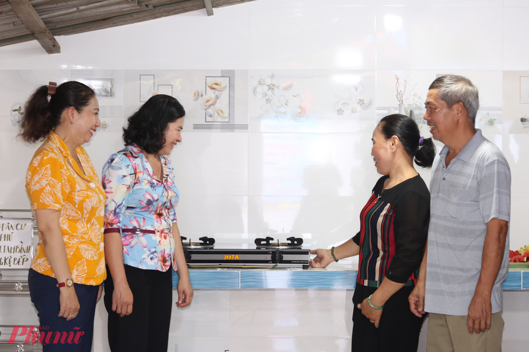 Bà Thái Mỹ Diện – Phó bí thư thường trực Đảng ủy phường Tam Bình, TPHCM (thứ 2, từ trái qua) và bà Nguyễn Thị Thanh Tuyền – Phó chủ tịch Ủy ban MTTQ, Chủ tịch Hội LHPN phường Tam Bình, TPHCM (bìa trái) – chúc mừng gia đình  chị Linh có gian bếp mới khang trang - Ảnh: Mẫn Nhi