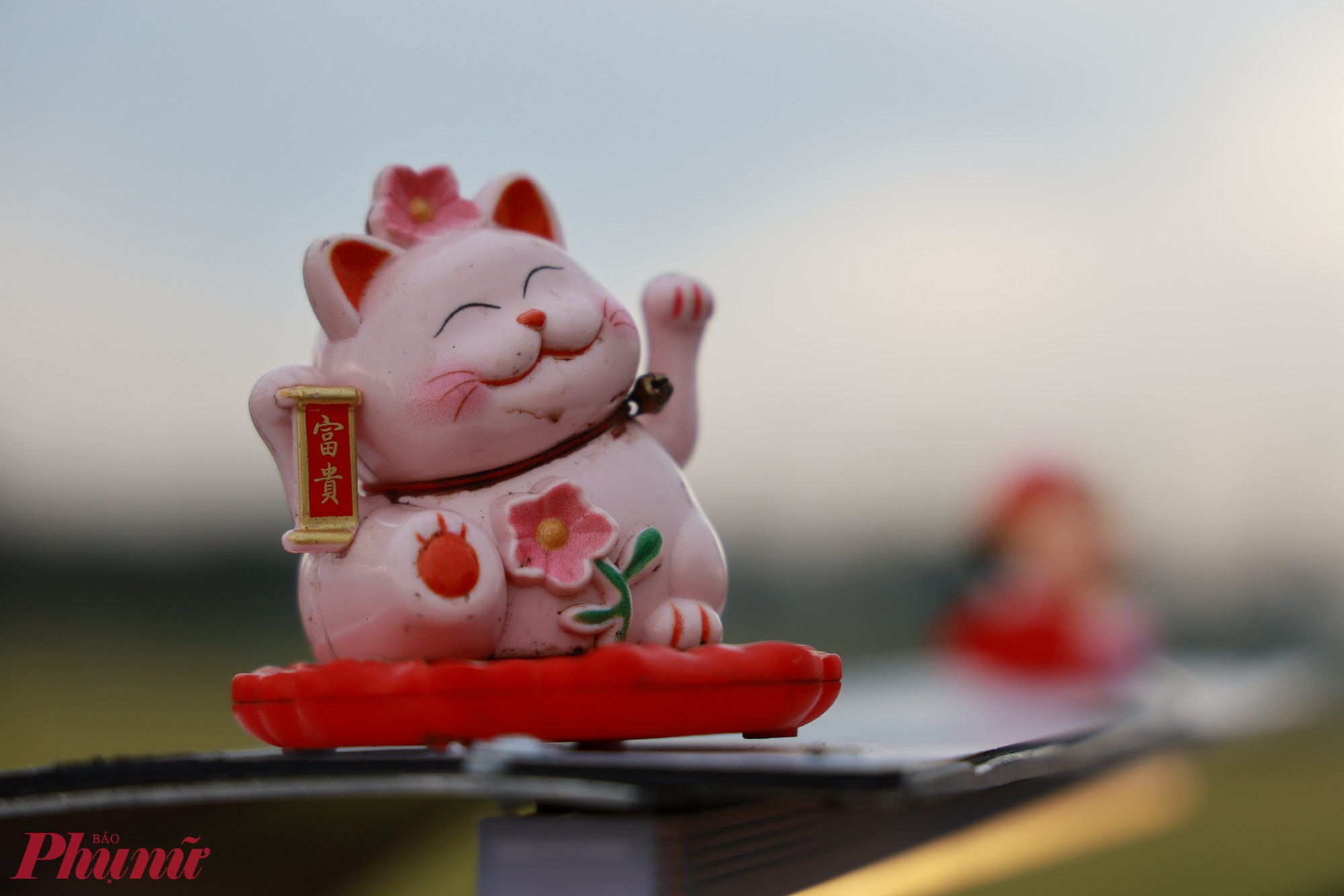 Anh Bình, khách hàng thân thiết, tâm sự: “Tôi thường chở con đến đây vào cuối tuần. Các bé rất thích chạy nhảy trên con đường mòn giữa cánh đồng, vừa vui chơi thoải mái vừa an toàn. Không phải lúc nào tôi cũng có thời gian, nhưng mỗi lần đến, bọn trẻ rất ngoan và hạnh phúc.” Chính sự giản dị phối hợp không gian xanh đã tạo nên sức hấp dẫn đặc biệt khiến nhiều người muốn quay lại thường xuyên.