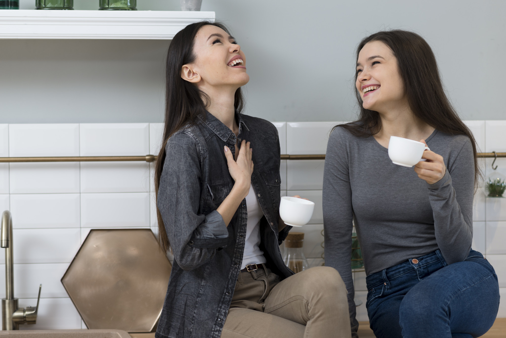 Những khoảnh khắc trò chuyện vui vẻ cùng nhau nay đã không còn - Ảnh: Freepik