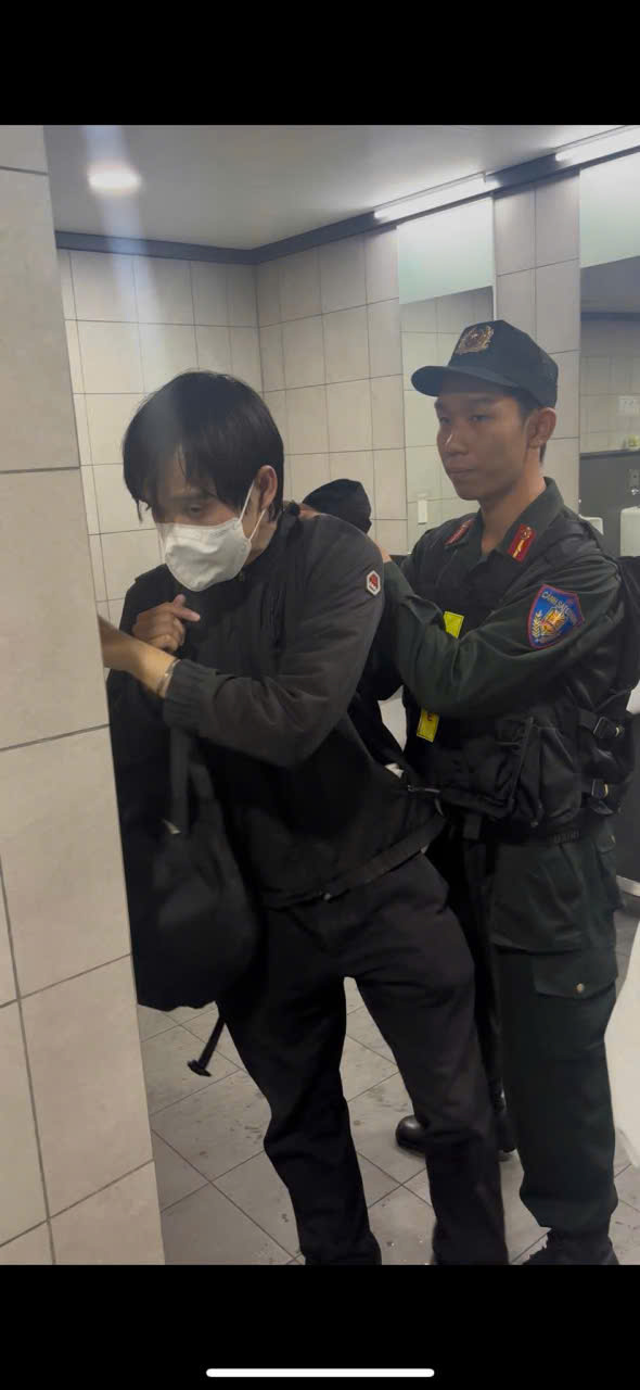 C được công an đưa đi.