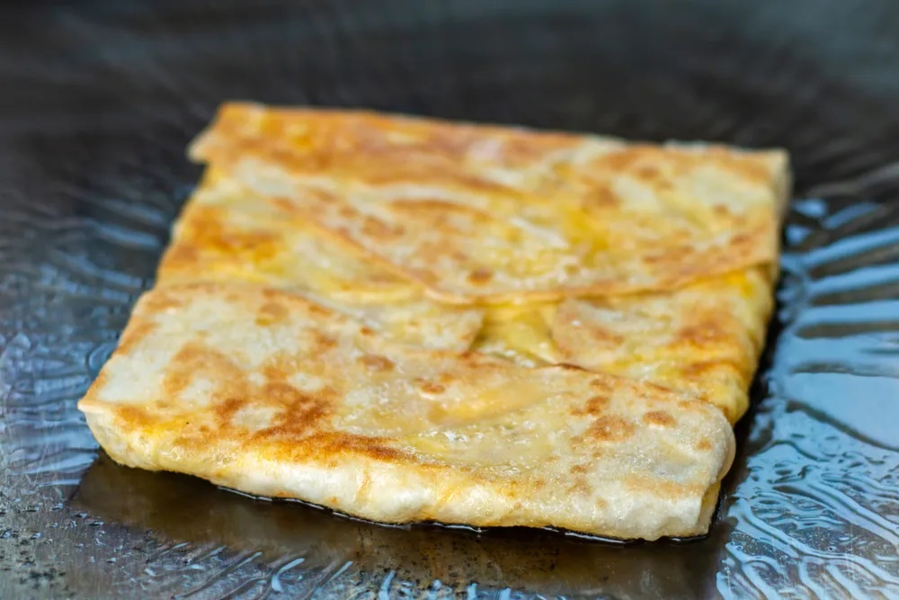 Bánh chuối roti có vỏ bánh là bánh roti (bánh mì mỏng và xốp), nhân bánh là chuối được cắt mỏng. Sau khi chiên vàng, cắt thành miếng vừa ăn và rưới lên sữa đặc hoặc  sô-cô-la lỏng. Bạn nên ăn luôn tại xe bán bánh trên đường phố Bangkok để cảm nhận bánh giòn, dai với vị ngọt của chuối và vị béo của sữa. 