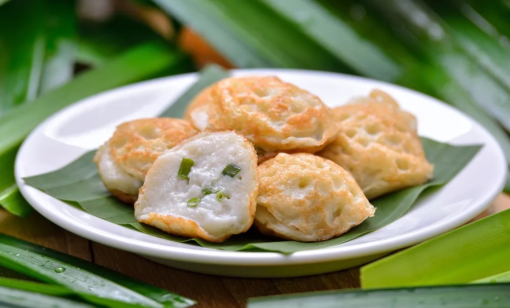 Bánh kanom krok (bánh dừa nướng Thái) có vị ngọt, béo và giòn của vỏ bánh. Bánh nướng trong khuôn giống  bánh khọt Việt Nam. Vỏ bánh làm từ bột gạo, nhân bánh cũng là bột gạo pha thêm nước cốt dừa và đường. Người Thái thường  rắc lên hành lá, bắp hoặc khoai môn cắt hạt lựu. Bánh dễ tìm thấy tại các chợ hoặc ăn ở quán Chuan Chim, Khun Noi Ban Mo trên đường Ban Mo, phường Wang Burapha Phirom, quận Phra Nakhon.