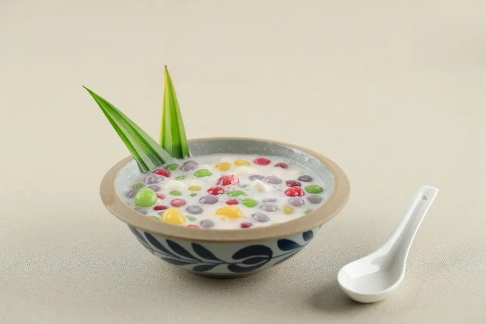 Bua Loy (chè trôi nước) nhiều màu sắc làm từ bột nếp có độ dai, dẻo và mềm. Nước chè có vị ngọt của đường thốt nốt và béo của nước cốt dừa. Chè thường được ăn nóng và có thể thêm trứng gà chần, khoai môn thái hạt lựu hoặc bắp. Địa chỉ: Quán Bua Loy Ket Kaew, 536 đường Tanao, phường San Chao Pho Suea, quận Phra Nakhon.