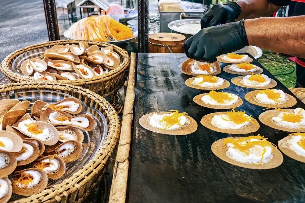 Kanom Bueang (bánh kẹp Thái) giống như bánh kép mỏng, tròn  gấp đôi lại. Vỏ bánh giòn rụm phết lên lớp kem béo ngậy. Nếu ăn nhân ngọt thì để lên dừa bào sợi, các loại hạt và sợi làm từ lòng đỏ trứng gà; còn nhân mặn thì để vào tép khô, dừa nạo và hành lá. Địa chỉ: Quán Wat Arun ở Wong Doem 5, Bangkok.