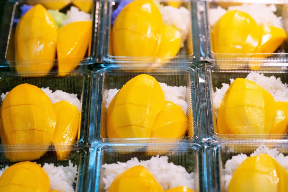 Xôi xoài là “ngôi sao” của các món tráng miệng Thái Lan. Thành phần gồm có xoài chín và xôi; chan nước cốt dừa và rắc một ít đậu xanh rang hoặc mè rang. Địa chỉ: Quán Mae Varee, 55 đường Sukhumvit, phường Khlong Tan Nuea, quận Watthana. 