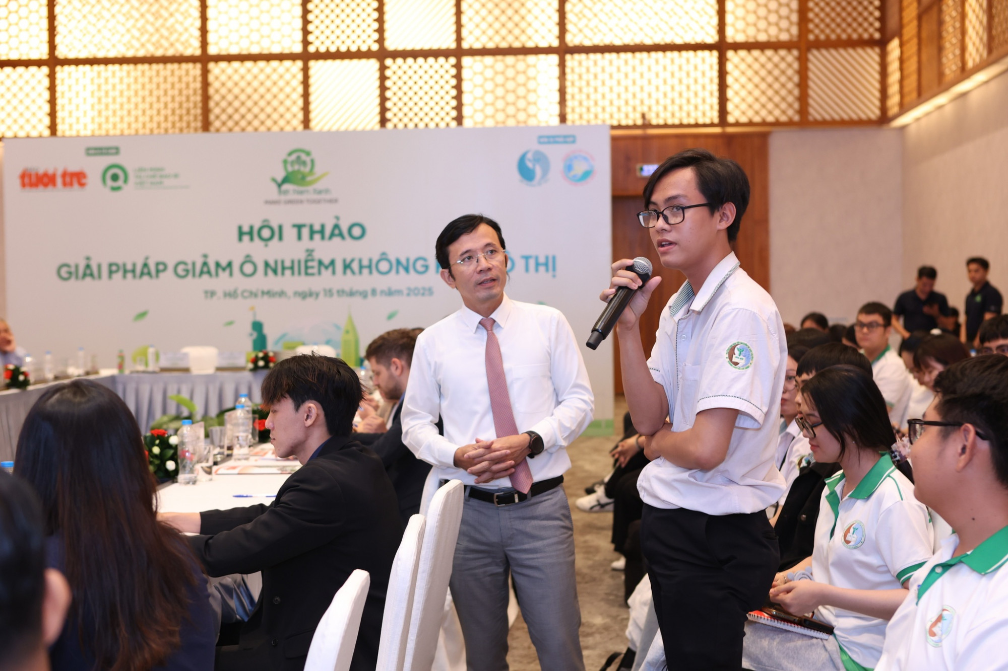 Khách mời đặt câu hỏi tại buổi hội thảo 