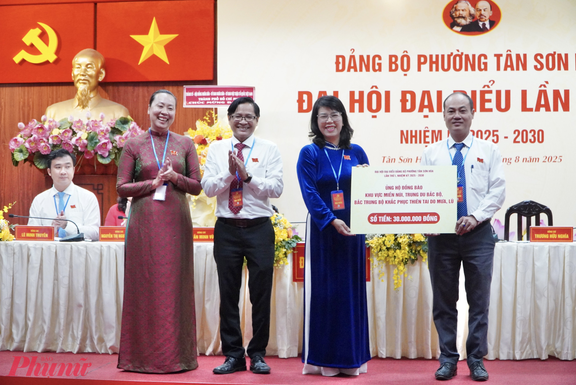 Đảng bộ phường Tân Sơn Hoà vận động ủng hộ đồng bào khắc phục thiên tai do mưa lũ - Ảnh: Thanh Tâm