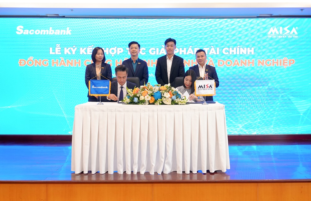 Đại diện Sacombank và MISA tham gia lễ kết kết hợp tác chiến lược - Ảnh: Sacombank