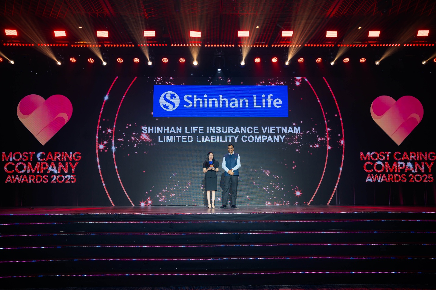 Đại diện Shinhan Life Việt Nam nhận giải thưởng “Doanh nghiệp quan tâm, chăm sóc nhân viên tuyệt vời nhất năm 2025” tại sự kiện vinh danh được HR Asia tổ chức vào tối 14/8