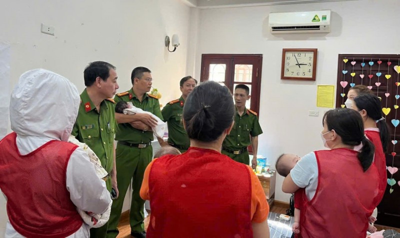 Lưc lượng chức năng giải cứu trẻ trong đường dây đẻ thuê xuyên quốc gia - ảnh: Công an cung cấp