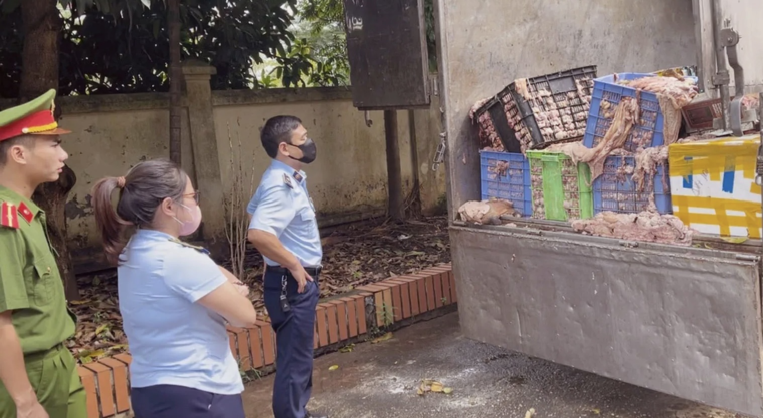 Hàng hóa đã bốc mùi hôi thối được lực lượng chức năng phát hiện và kịp thời ngăn chặn các đối tượng đưa ra thị trường tiêu thụ - Ảnh: Cục Quản lý và Phát triển thị trường trong nước