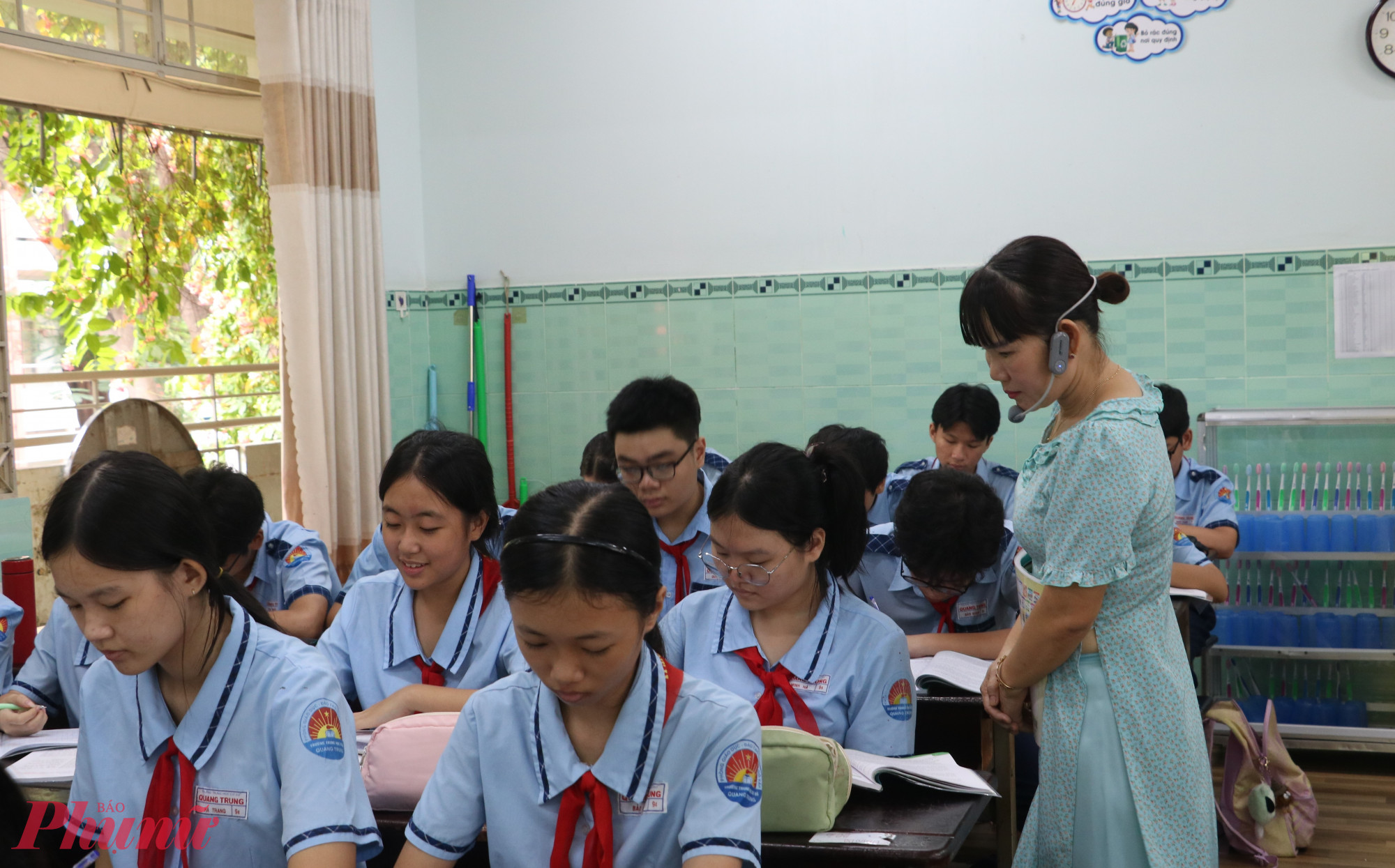 Học sinh và giáo viên Trường THCS Quang Trung trong một tiết học môn ngữ văn - Ảnh: Trang Thư