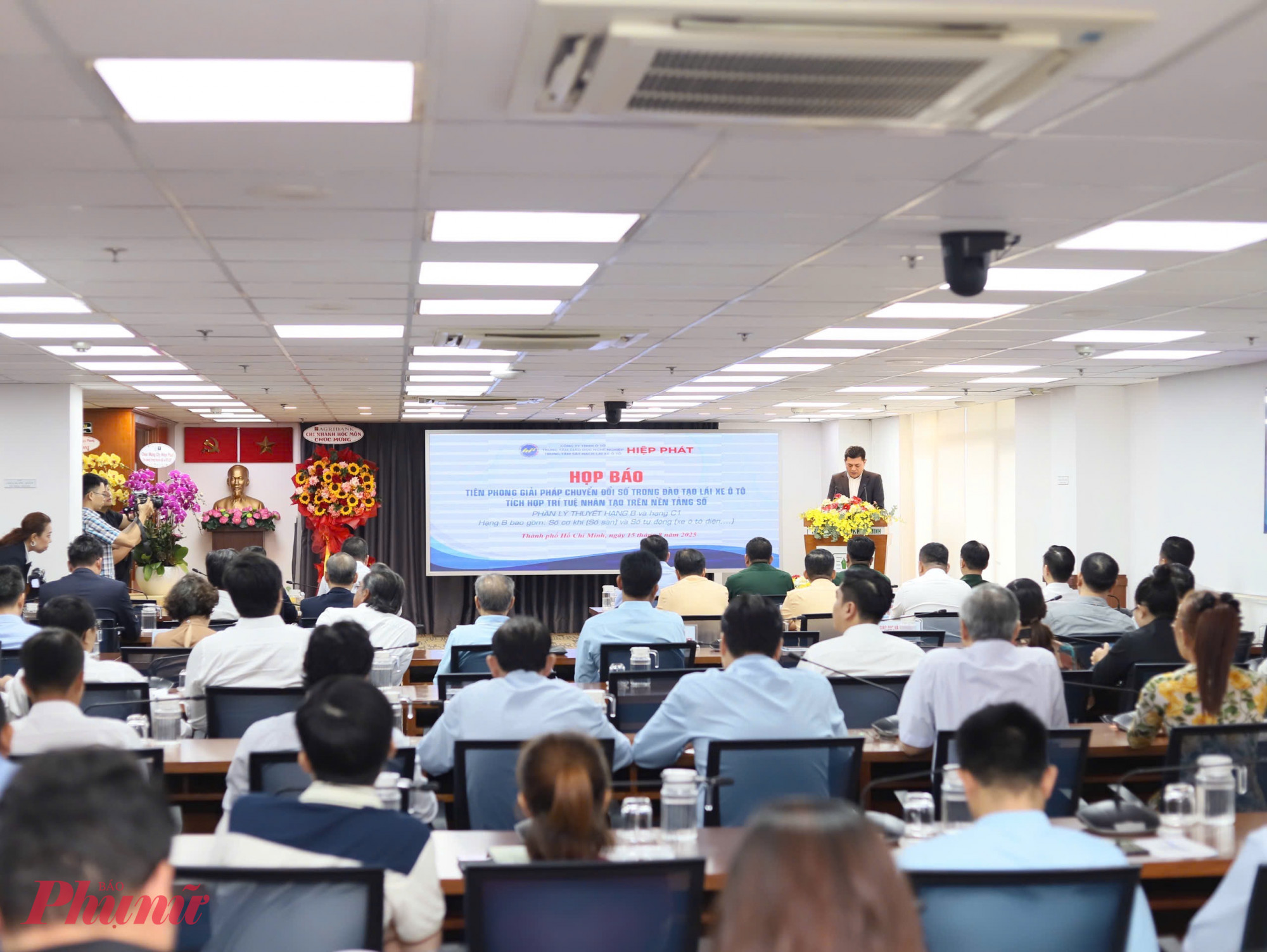 Buổi họp báo ra mắt Giải pháp Đào tạo lý thuyết lái xe ô tô trên nền tảng tích hợp trí tuệ nhân tạo - Ảnh: Thanh Tâm