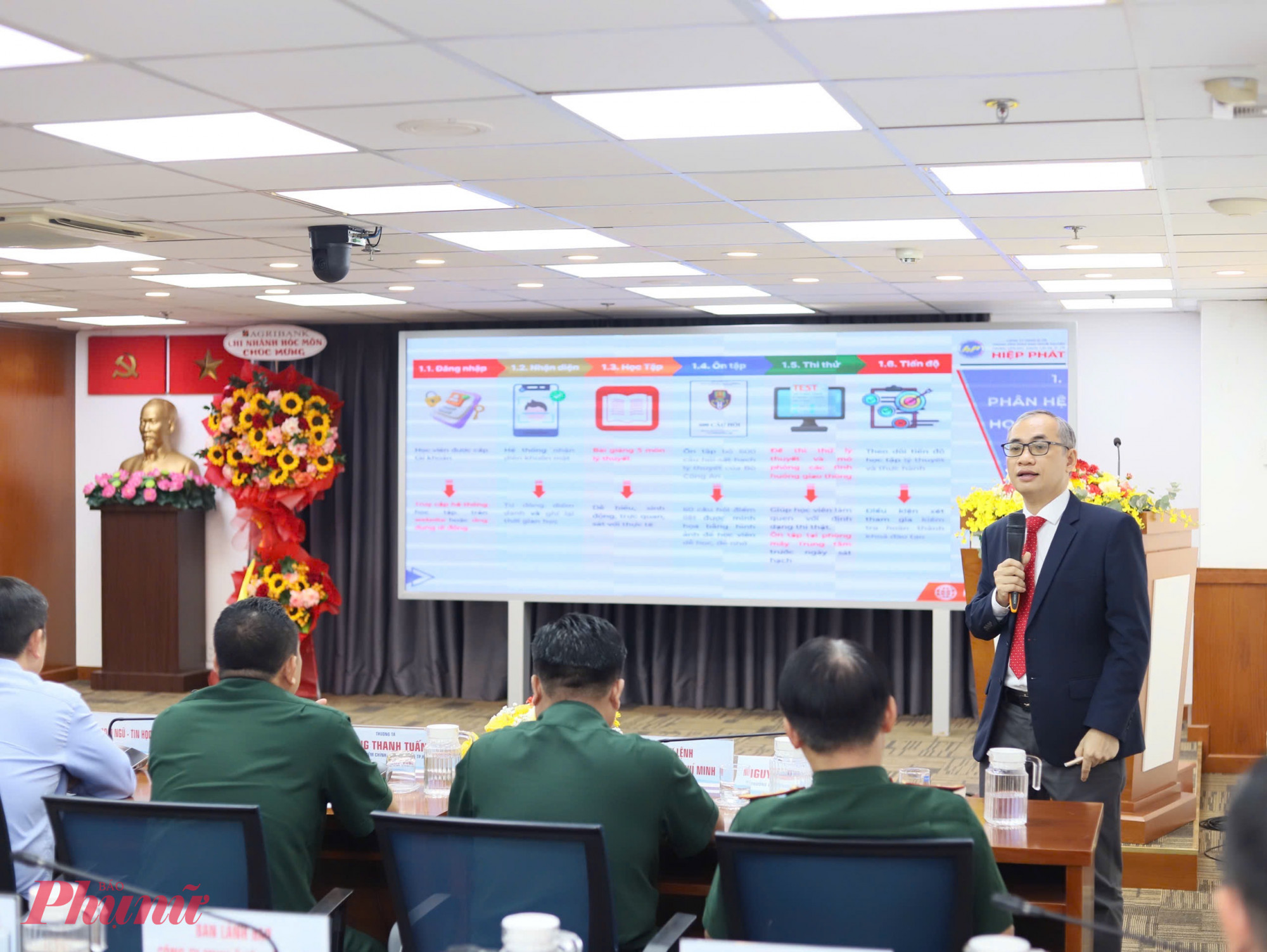 Ông Nguyễn Thanh Bình - Ông Nguyễn Thanh Bình – Phó giám đốc công ty TNHH ô tô Hiệp Phát trình bày giải pháp Đào tạo lái xe ô tô tích hợp trên nền tảng số - Ảnh: Thanh Tâm