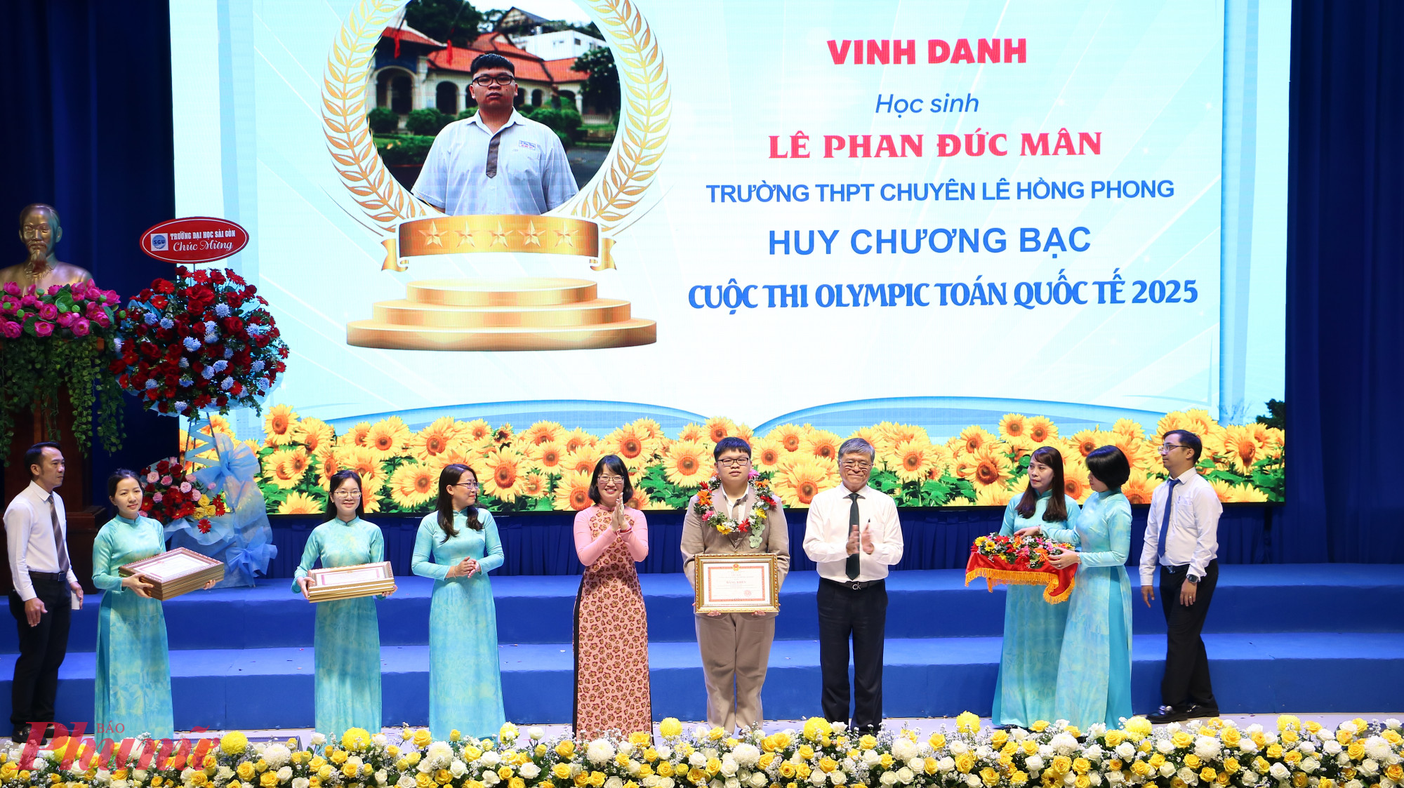Trao bằng khen cho học sinh 