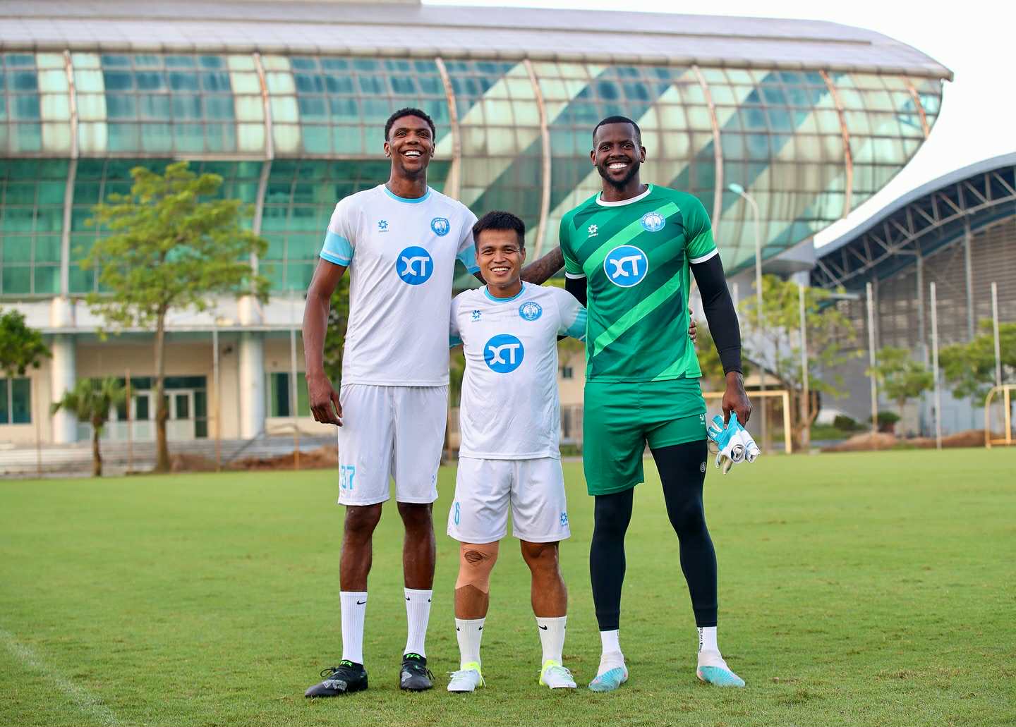 Thủ môn Caíque Luiz Santos da Purificação (cao 1m98) và tiền đạo Kyle Hudlin (2m06), cầu thủ cao nhất thế giới bóng đá hiện nay đáng khoác áo đội đương kim vô địch Thép xanh Nam Địn (nguồn: CLB TXNĐ)