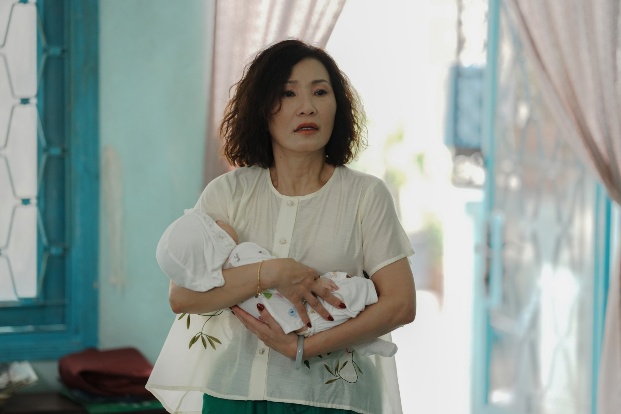 Hồng Đào biến hóa thành bà Khanh với tính cách chỉn chu, sính ngoại. Cô chọn phong cách mộc mạc nhưng tinh tế. Diện áo trắng ngà chất liệu nhẹ, kiểu dáng suông rộng mang lại nét duyên dịu dàng.