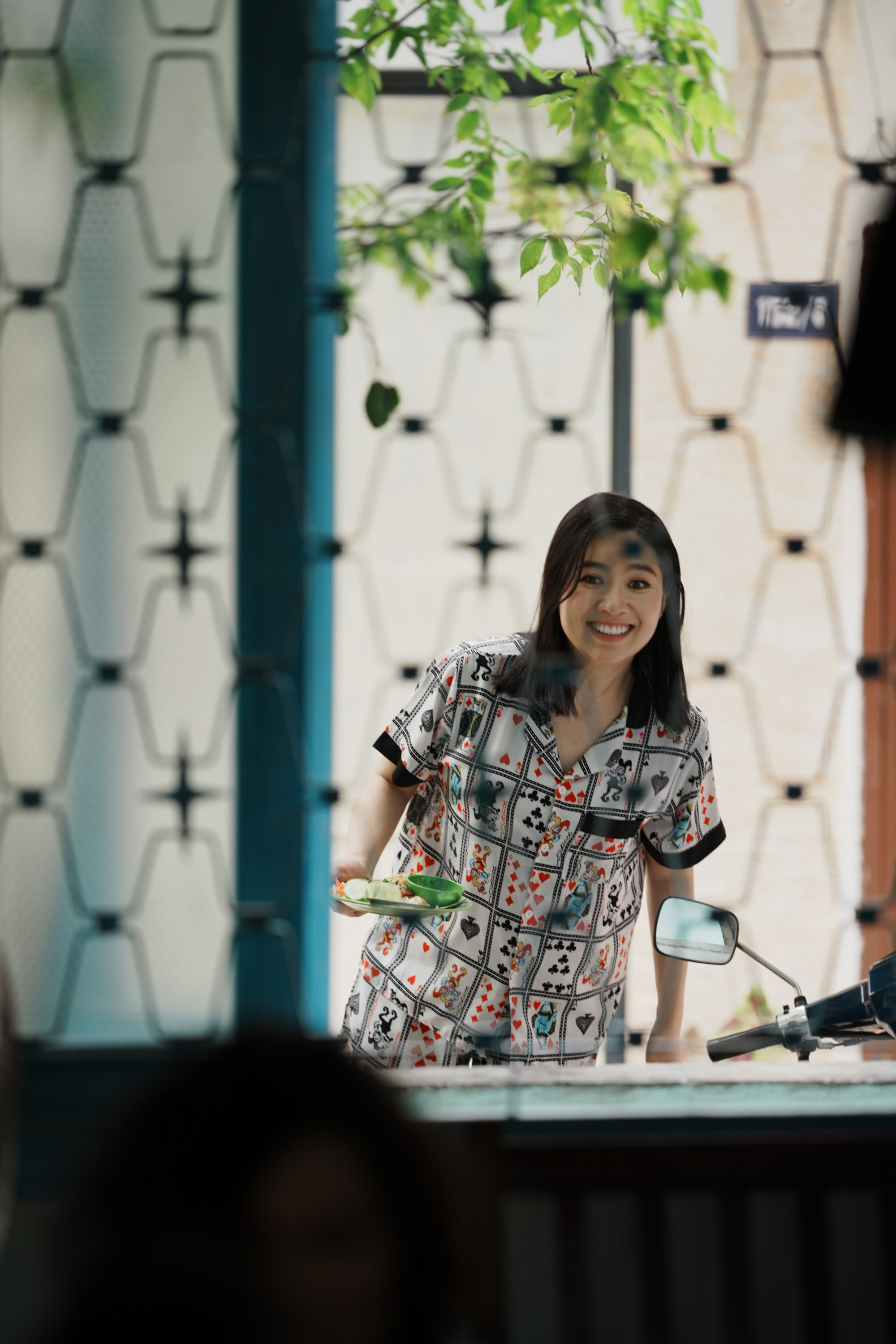 Lê Khánh mang lại tiếng cười duyên dáng qua vai Diễm - cô con gái đanh đá nhưng tình cảm. Ở những hình ảnh vừa hé lộ, Lê Khánh xuất hiện với phong cách và biểu cảm hài hước với loạt set đồ pyjama sặc sỡ phần nào nói lên tính cách nhân vật. 