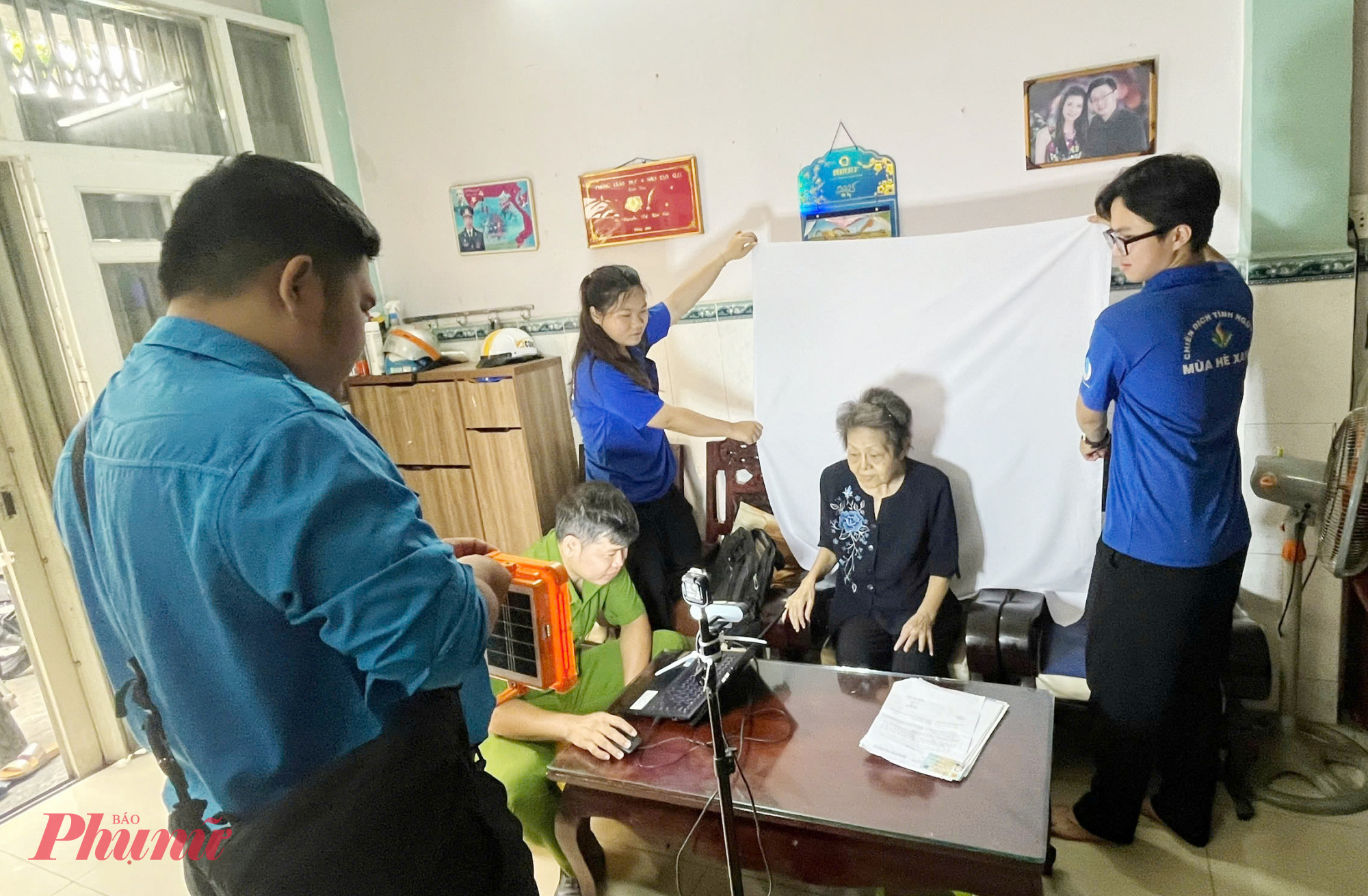 Các tổ đến nhà để làm thủ tục đổi Thẻ đảng viên đối với những đảng viên lớn tuổi đi lại khó khăn 