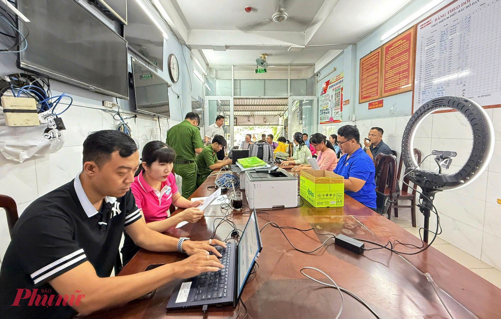 Quang cảnh điểm đổi thẻ đảng viên của phường Minh Phụng trong luôn có nhiều đảng viên đến thực hiện thủ tục đổi thẻ