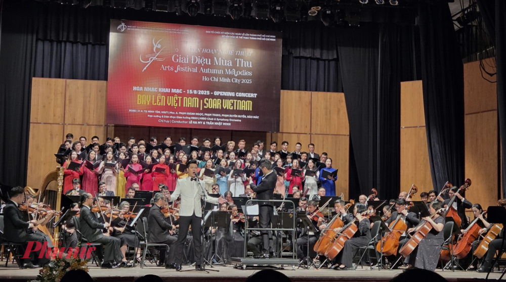 Giọng baritone của ca sĩ Đào Mác vang rền, chắc khoẻ, kết hợp cùng hợp xướng HBSO Choir đã làm dậy lên khí thế đoàn kết của Ta tự hào đi lên, ôi Việt Nam