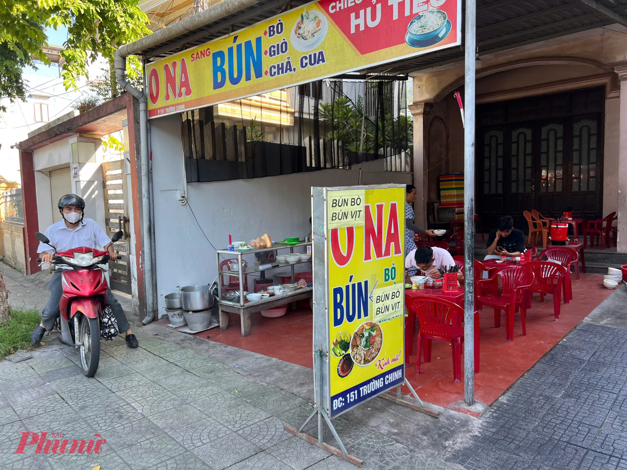 Hơn một tháng nay, nhiều quán bún truyền thống Huế đã chuyển sang bán bún bò, bún vịt để giữ chân du khách