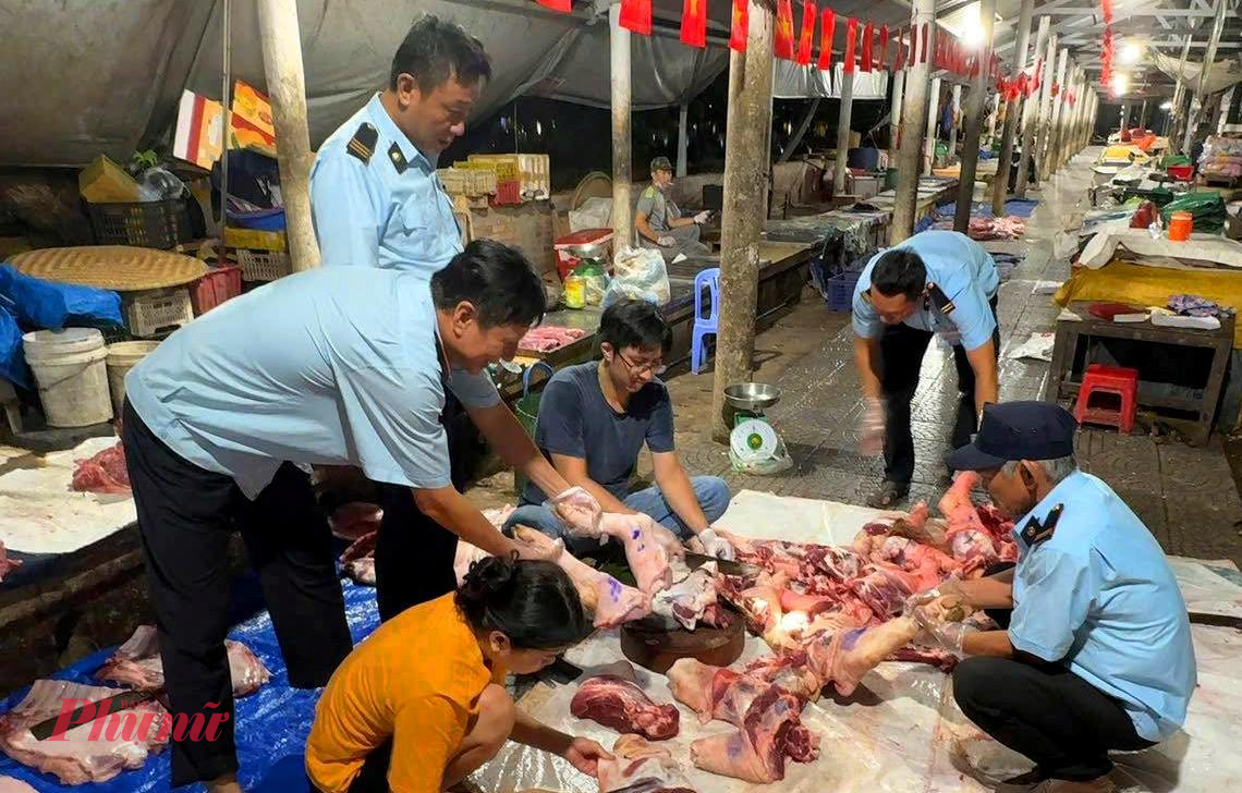 Lực lượng bảo vệ, thú y tại chợ  Đông Ba (TP Huế) trắng đêm kiểm tra nghiêm ngặt lượng thit heo bỏ vào các sạp chợ