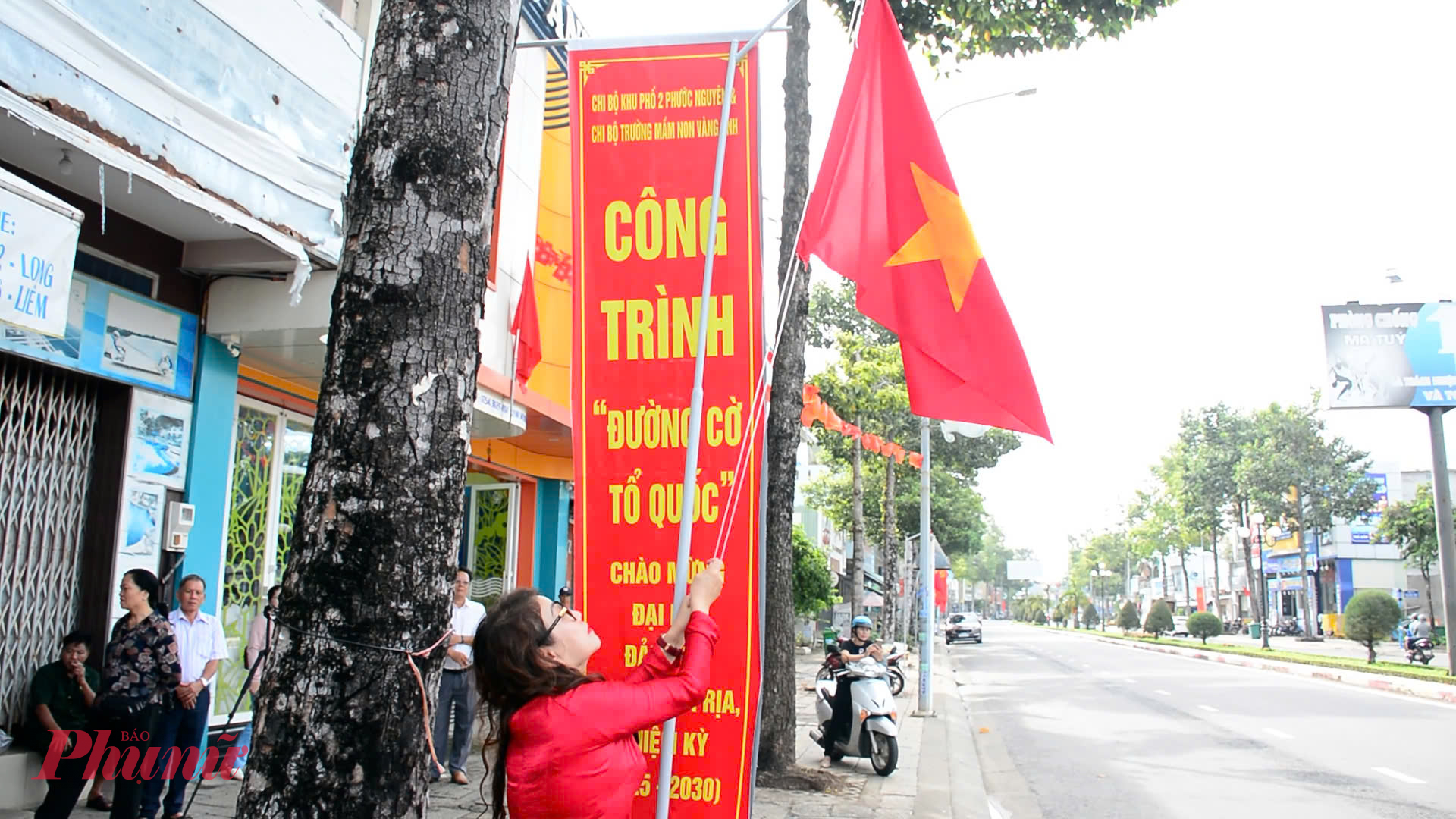 Các đại biểu tham gia treo cờ tại các tuyến đường 