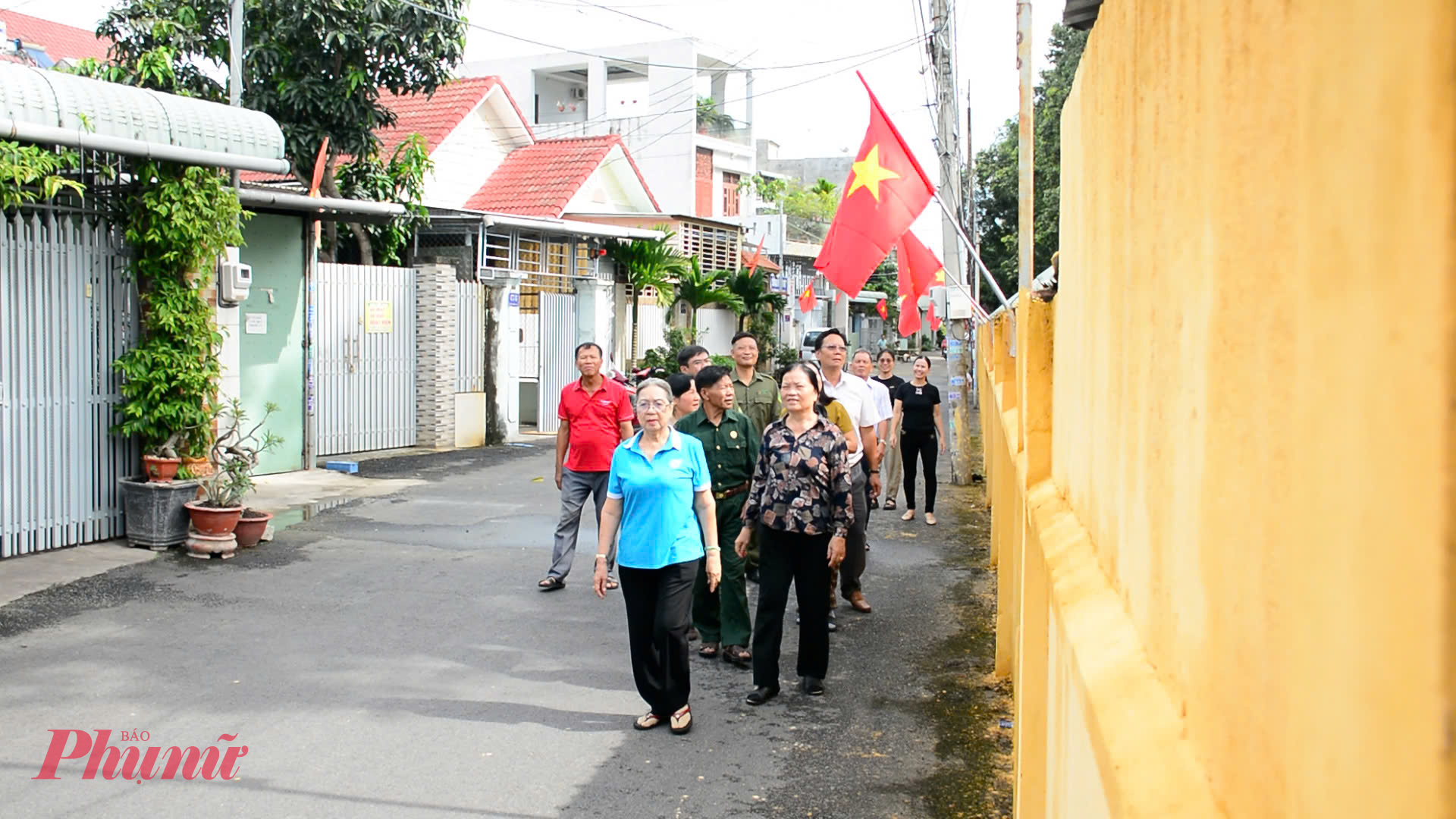 Nhiều tuyến đường tại phường Bà Rịa rực rỡ màu cờ Tổ quốc chào mừng Đại hội 