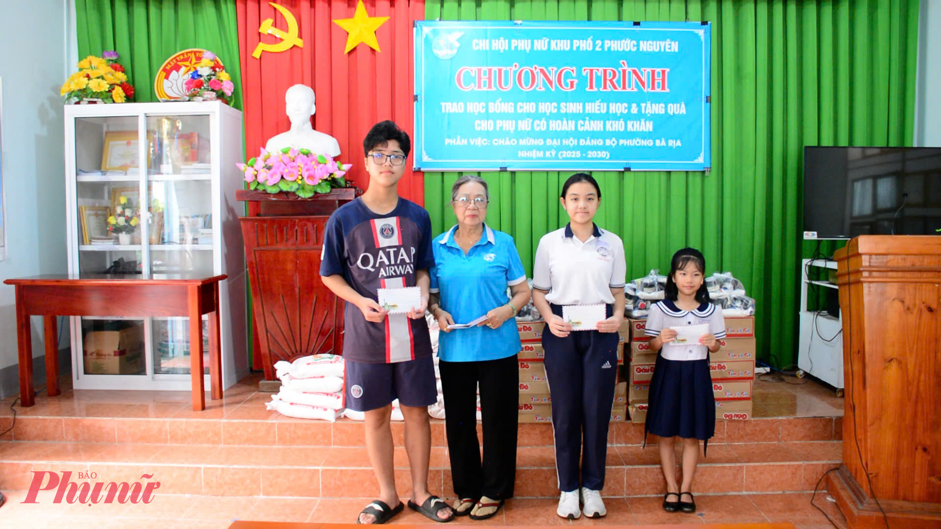 Chi hội Phụ nữ Khu phố 2 Phước Nguyên tặng học bổng cho học sinh 