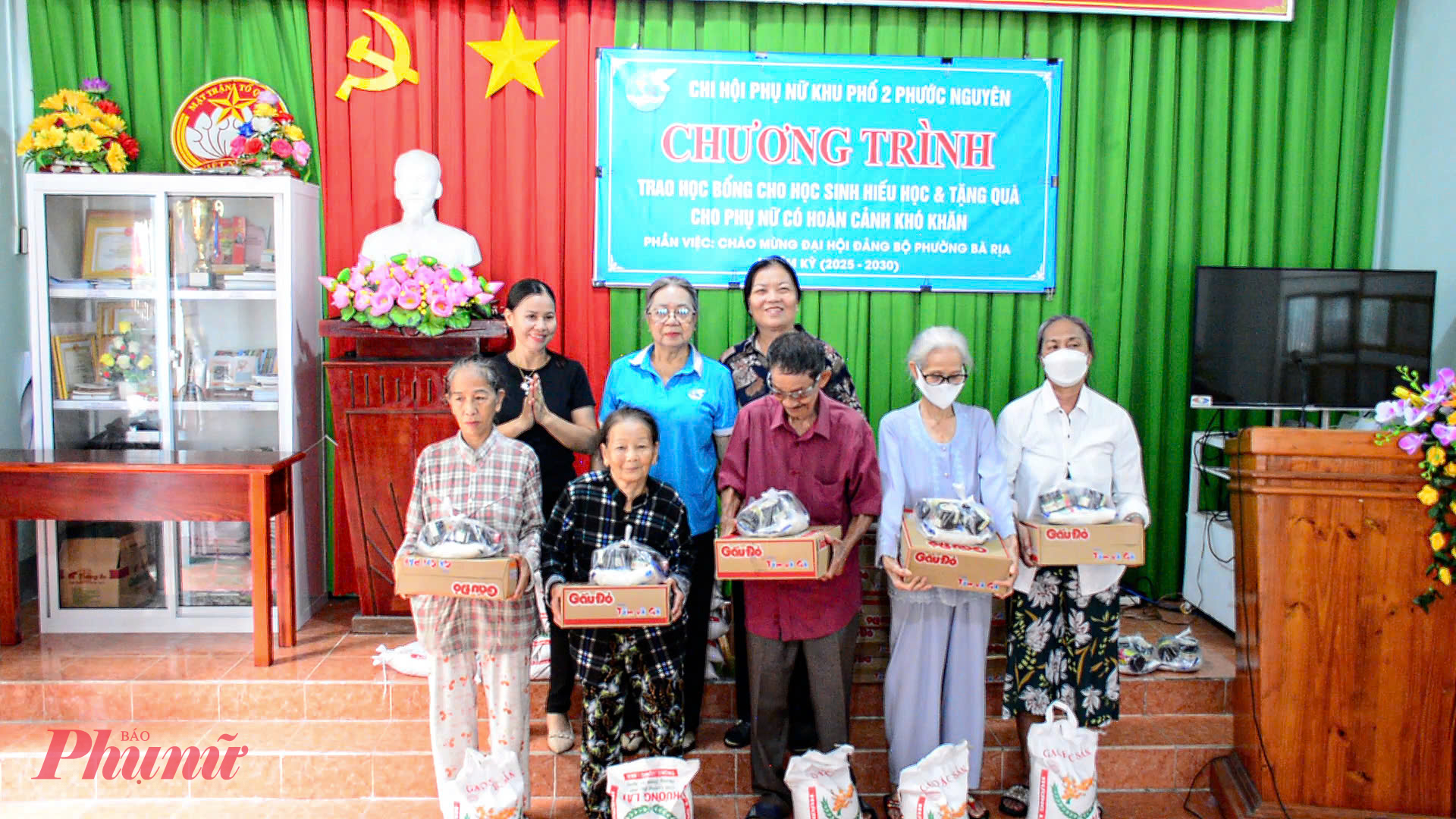 ... và tặng quà cho người dân có hoàn cảnh khó khăn 