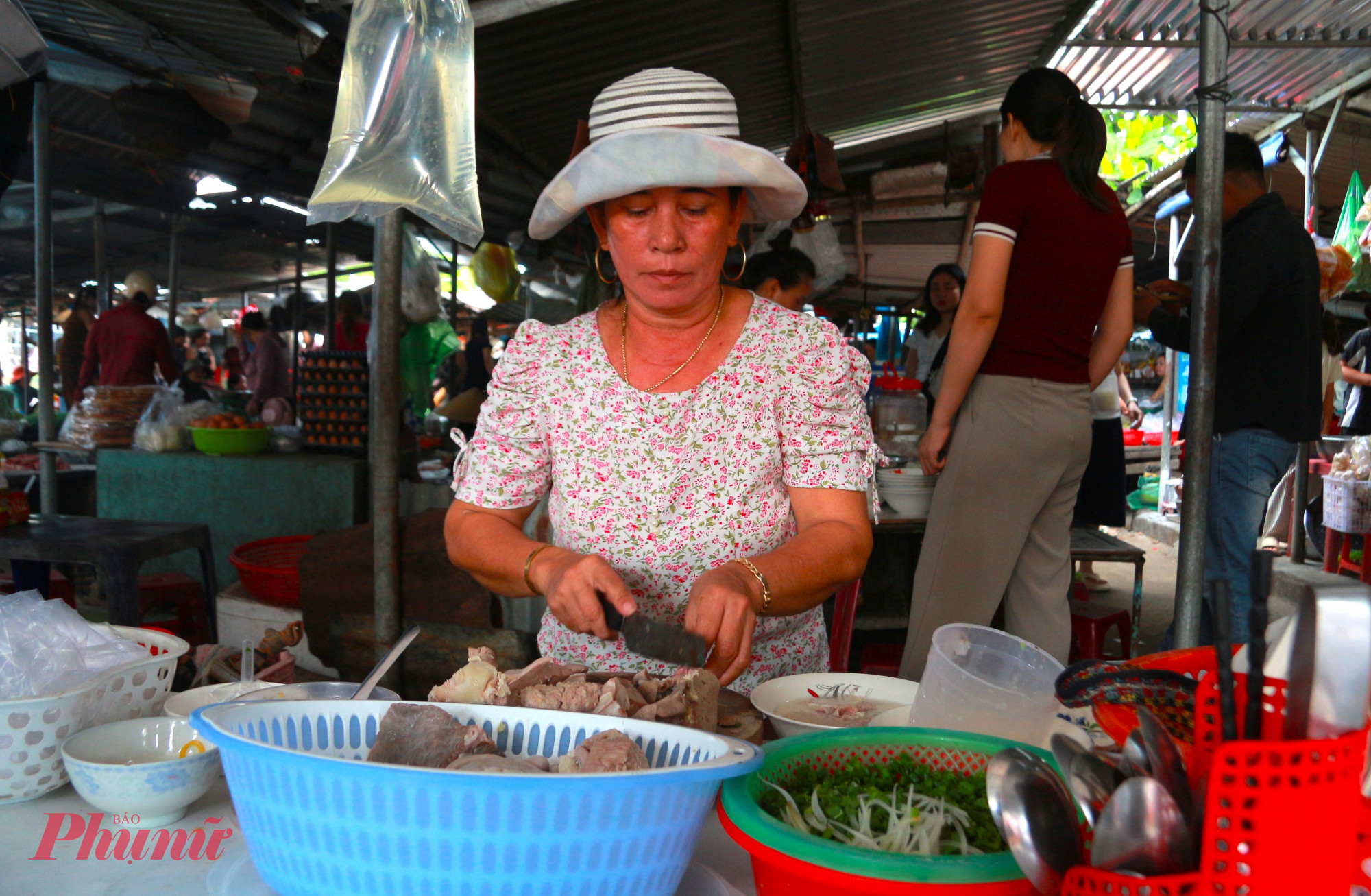 Phần lớn tiểu thương ở đây là người địa phương, luôn chào đón khách bằng sự thân thiện và nụ cười rạng rỡ, khiến người xa lạ cũng cảm thấy gần gũi như quen từ lâu. Không chỉ mưu sinh, họ còn mang đến cho du khách những trải nghiệm thú vị.