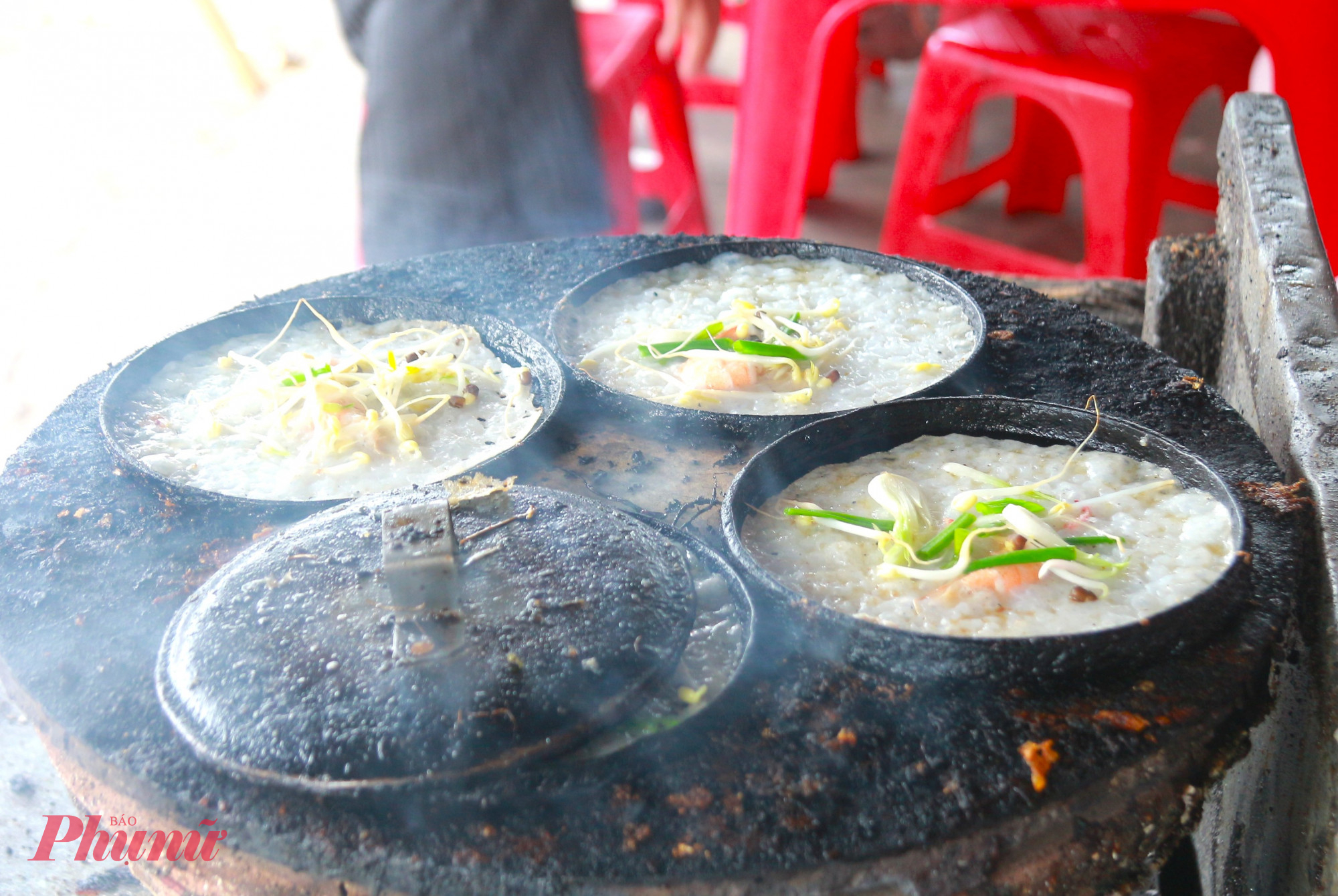 Nhắc đến chợ Giai Sơn, không thể bỏ qua bánh xèo tôm, mực. Khác bánh xèo giòn ở nhiều nơi, bánh ở đây dày, mềm, thơm mùi gạo mới, nhân tôm mực tươi rói, ăn kèm với mắm nêm. 